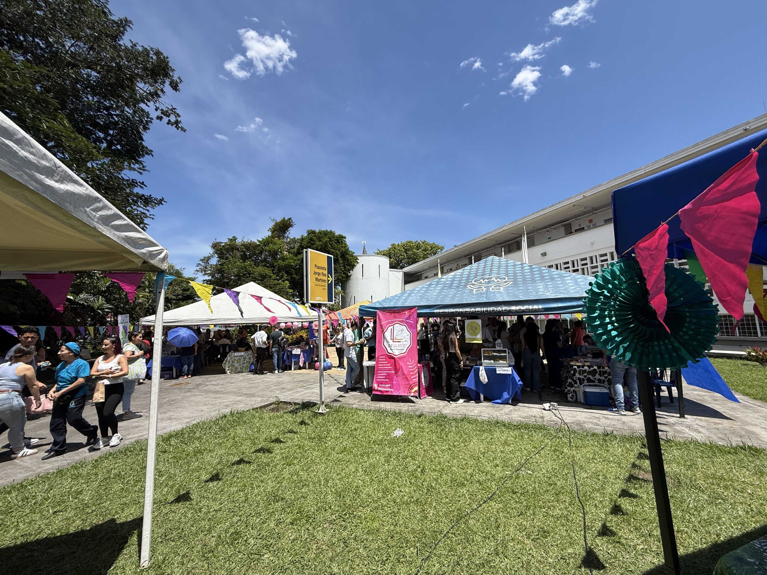 La Universidad Tecnológica de Pereira, a través de Gestión del Talento Humano de la Vicerrectoría Administrativa y Financiera, realizó la Tercera Feria de Emprendimiento, un espacio en el que participaron más de 25 emprendedores de la institución entre docentes y administrativos.