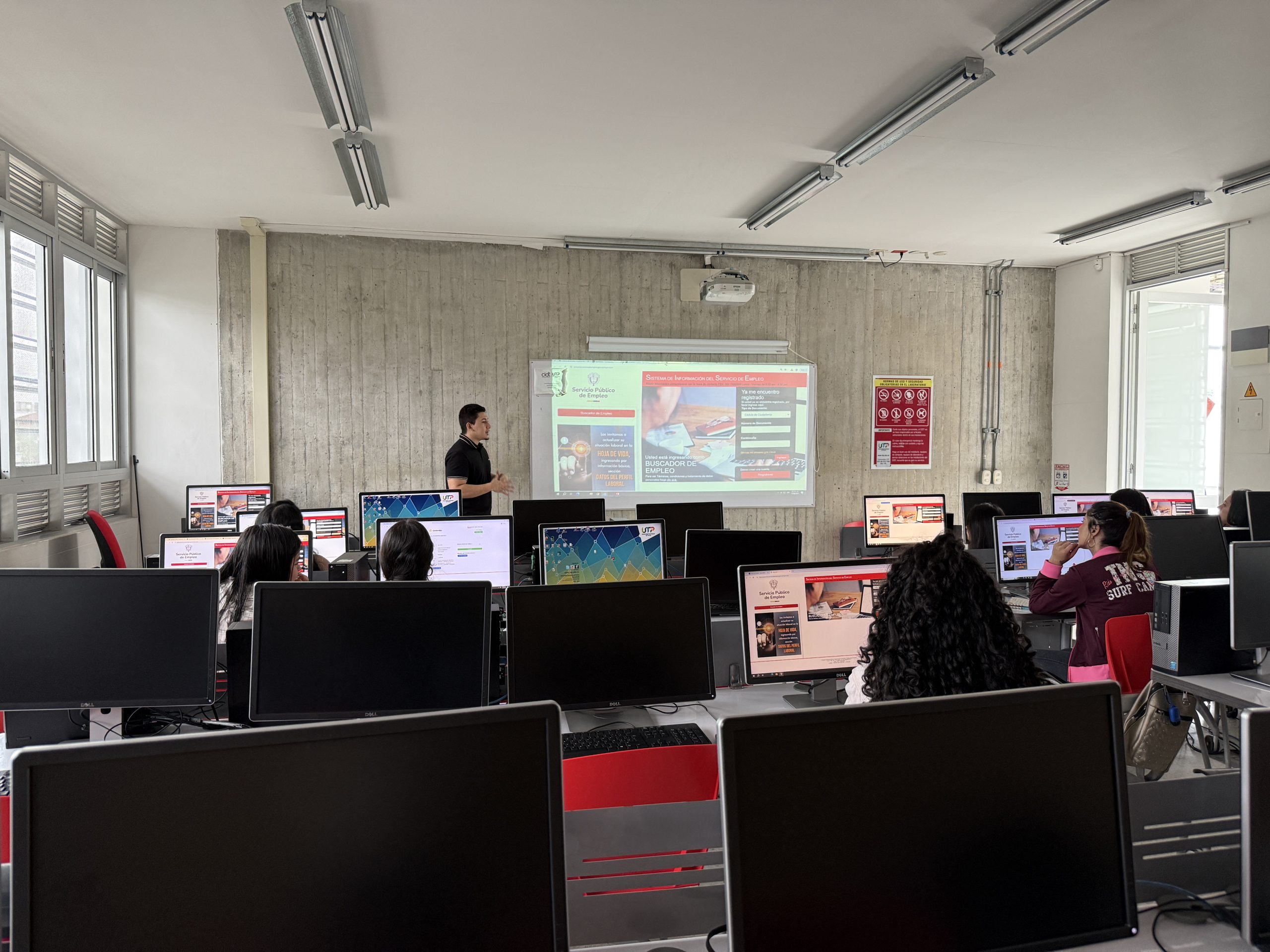 El Observatorio de Egresados de la Facultad de Ciencias de la Educación, en alianza con la Asociación de Egresados (ASEUTP) y la Bolsa de Empleo de la UTP, realizó un taller práctico de acompañamiento a estudiantes y recién graduados en el proceso de registro en las plataformas oficiales SISE (Servicio Público de Empleo) y Sistema Maestro, ambas fundamentales para acceder a vacantes en el sector público, especialmente en el ámbito educativo.