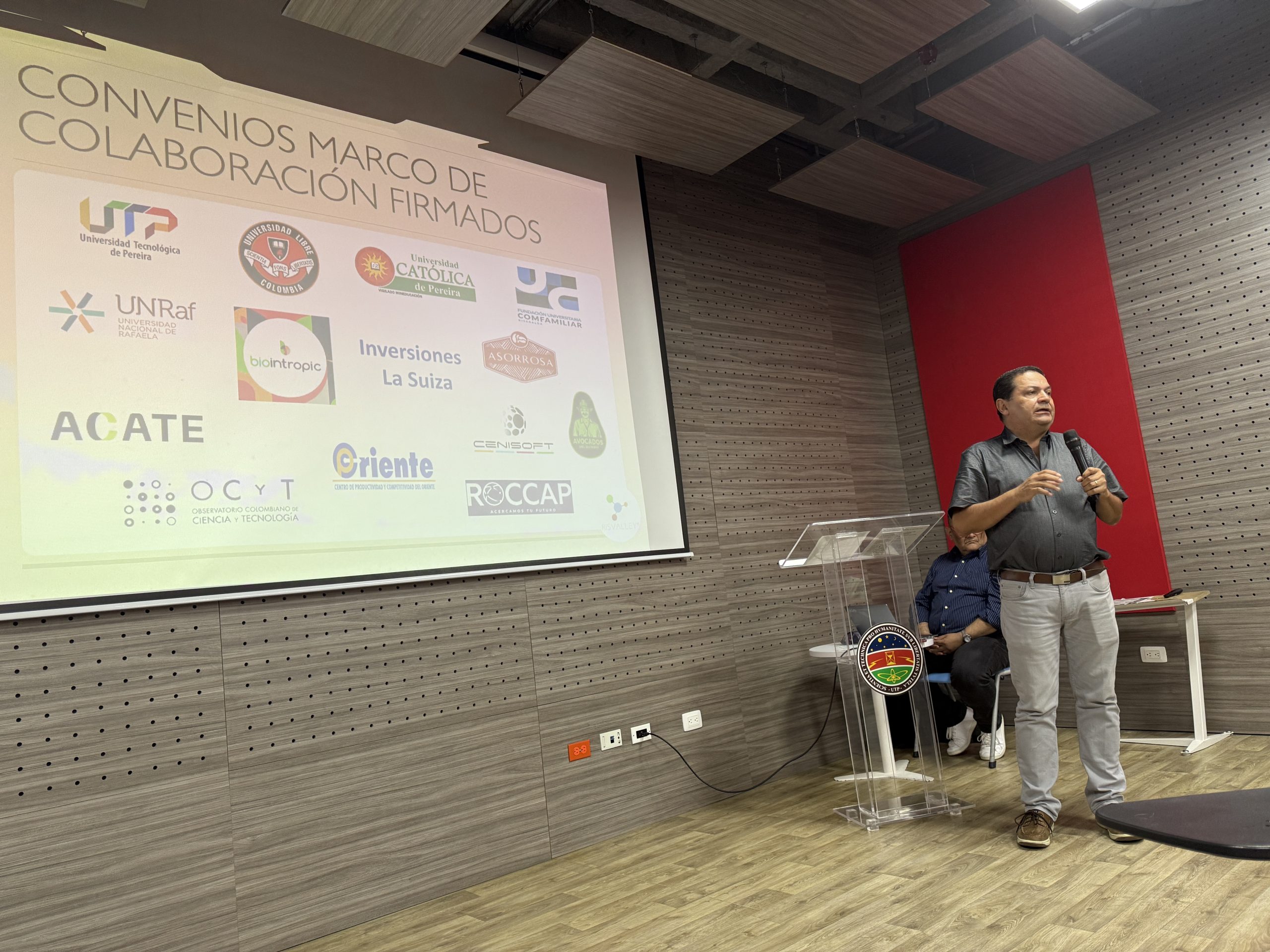 La Universidad Tecnológica de Pereira, a través de la Vicerrectoría de Investigaciones, Innovación y Extensión, dio apertura oficial a la Semana Institucional de la Innovación, Emprendimiento y Propiedad Intelectual, un evento que se proyecta como puente entre el conocimiento académico y las dinámicas del sector productivo, resaltando el papel de la universidad en la promoción del desarrollo sostenible y la competitividad regional.