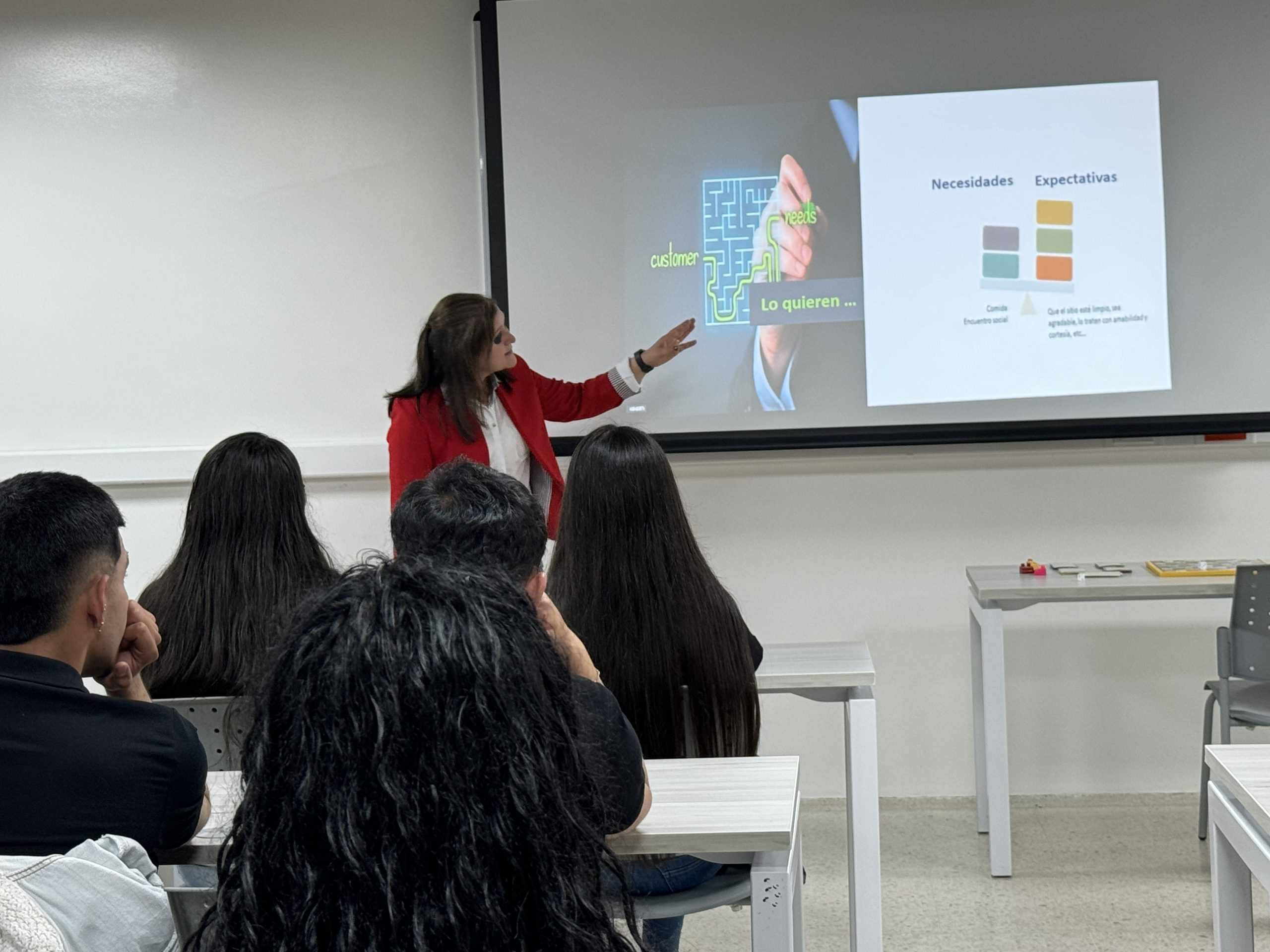 La Universidad Tecnológica de Pereira recibió la visita de 22 estudiantes del programa de Administración Industrial de la Universidad Pedagógica y Tecnológica de Colombia (UPTC). Durante su recorrido académico, participaron en una clase espejo sobre Gestión de la Calidad y conocieron la infraestructura de investigación de la Facultad de Tecnología, en un espacio que promovió el intercambio de experiencias y la proyección de alianzas entre ambas instituciones.