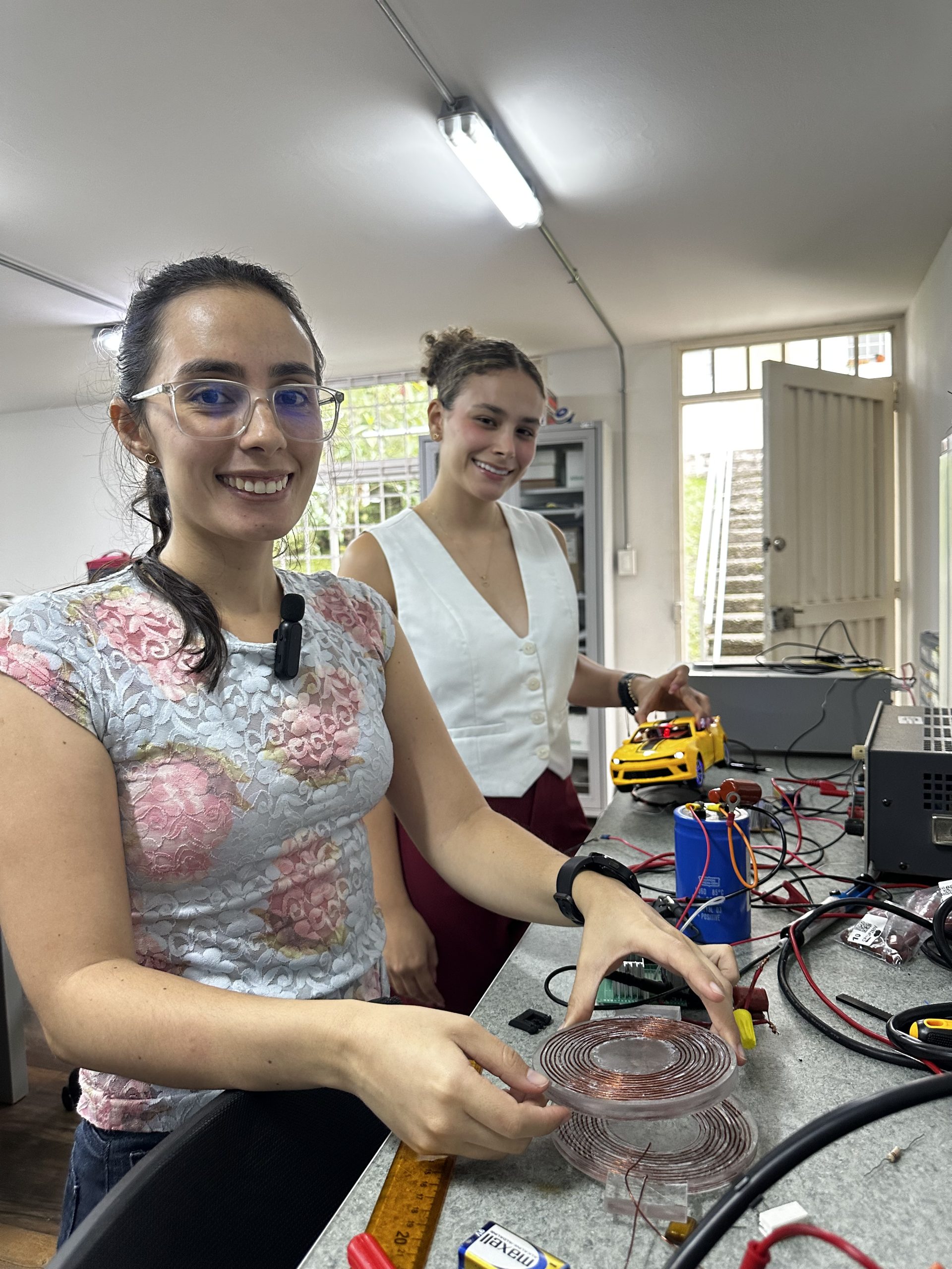 En el marco de la conmemoración del Día Internacional de la Mujer y la Niña en la Ciencia, celebrado el pasado 11 de febrero, la Universidad Tecnológica de Pereira resalta el papel de sus estudiantes, investigadoras y docentes que, con su talento y dedicación, están dejando huella en el campo de la ciencia y la tecnología. Entre ellas, Ana Julieth Marín, docente de la Facultad de Ingenierías y aspirante a Doctora en Ingeniería, y Manuela Cardona Acevedo, estudiante de noveno semestre de Ingeniería Electrónica, representan el esfuerzo y la vocación de las mujeres en disciplinas históricamente dominadas por hombres.