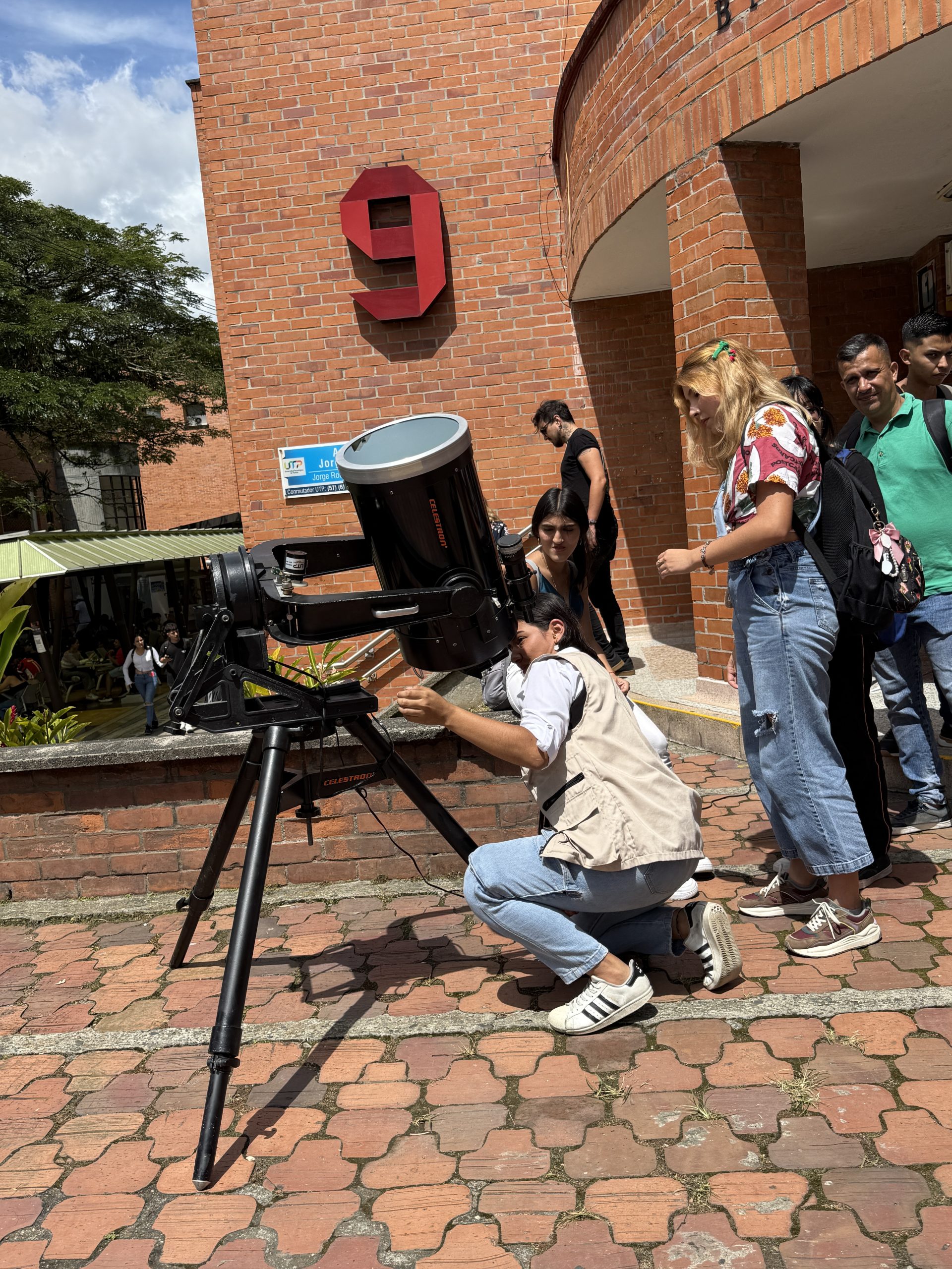 La Universidad Tecnológica de Pereira conmemoró el Día del Idioma con una jornada enriquecida de arte, conocimiento y diversidad cultural, reafirmando el valor del lenguaje como eje integrador de identidades, saberes y comunidades. Esta celebración fue organizada por la Biblioteca Jorge Roa Martínez, en articulación con diferentes facultades, dependencias universitarias y aliados estratégicos.