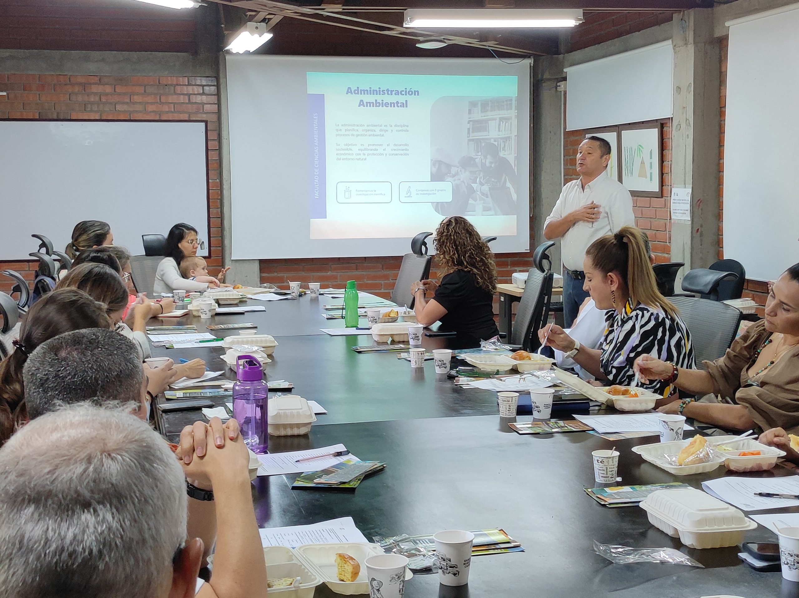 Con el propósito de consolidar el diálogo entre la academia y las empresas del sector ambiental, la Facultad de Ciencias Ambientales de la UTP, organizó un desayuno con empleadores. Este espacio, diseñado para generar sinergias y fortalecer la colaboración, permitió a los asistentes explorar las necesidades actuales del sector empresarial, así como exponer las fortalezas de los programas académicos de la facultad.