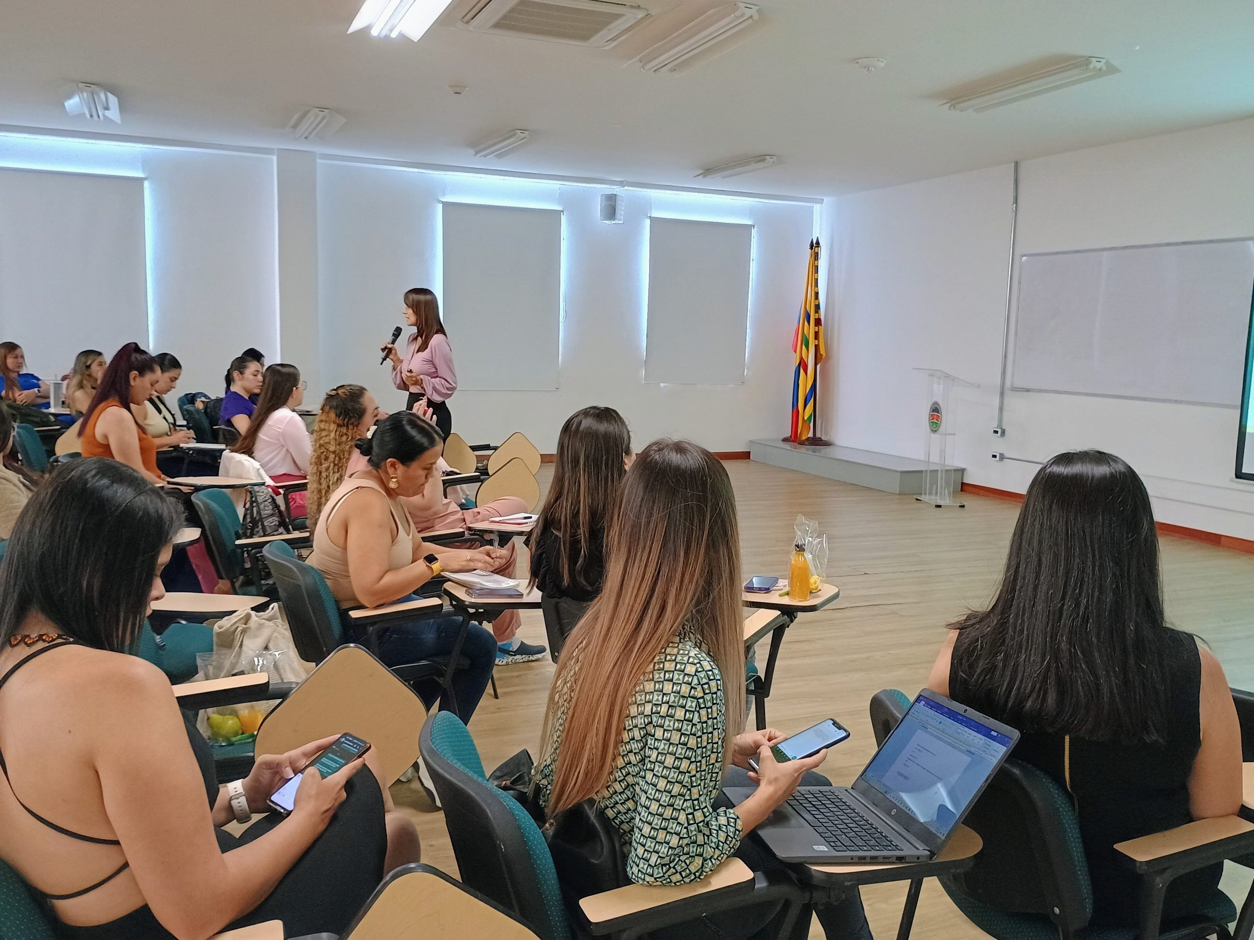 En la Facultad de Ciencias de la Salud de la Universidad Tecnológica de Pereira, se llevó a cabo un nuevo encuentro del Comité de Salud Sexual y Reproductiva. El evento, organizado por la Secretaría de Salud de Pereira y la Gobernación de Risaralda, reunió a representantes del sector salud, la academia y la comunidad en general, con el objetivo de continuar fortaleciendo las estrategias de prevención y educación en temas clave como las infecciones de transmisión sexual y la maternidad segura.