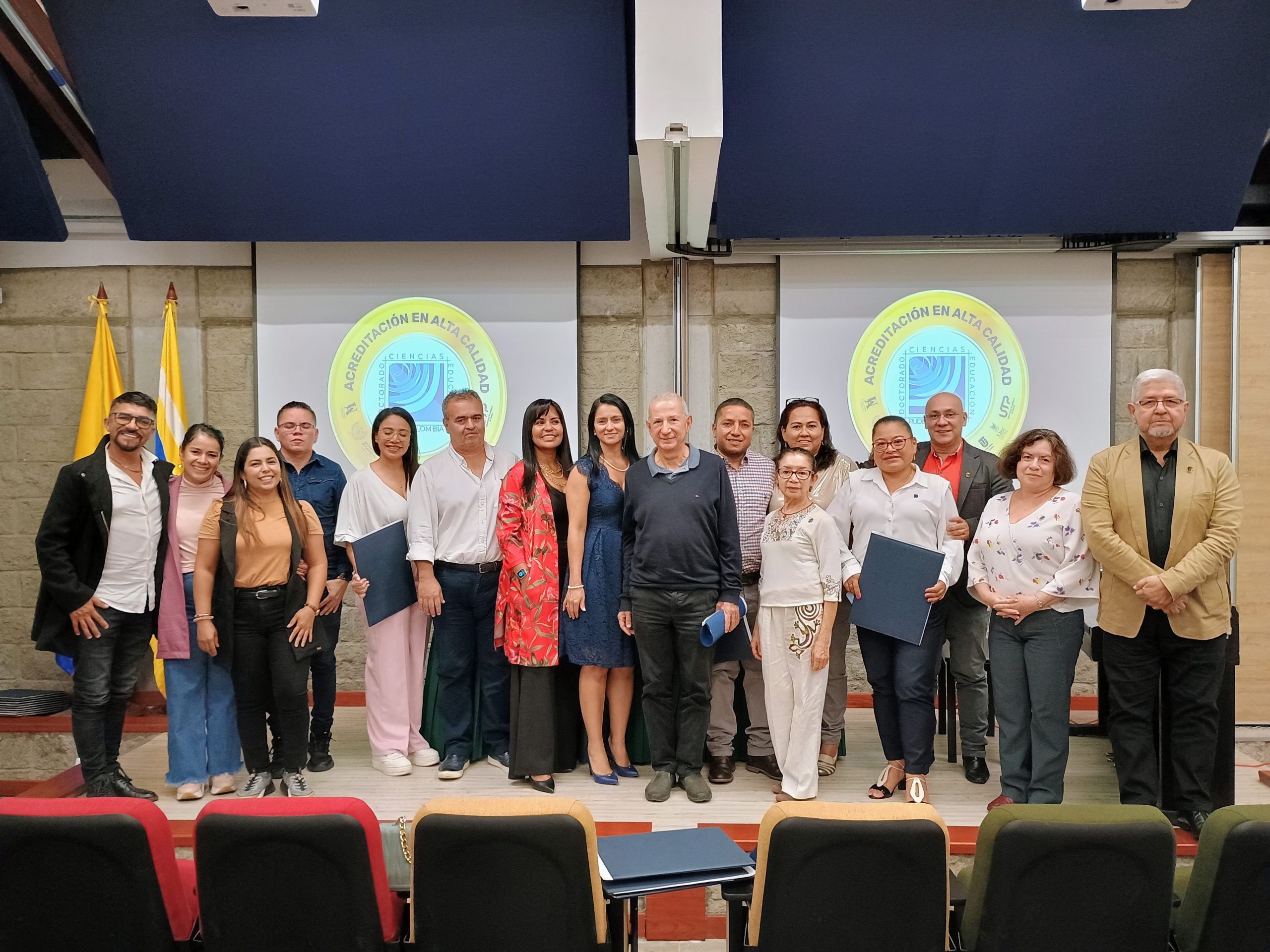 El auditorio Magnolias del Jardín Botánico de la Universidad Tecnológica de Pereira fue testigo del Primer Encuentro de Egresados del Doctorado en Ciencias de la Educación, un evento que reunió a destacados profesionales del ámbito académico y educativo, en una jornada marcada por el reconocimiento al esfuerzo y la excelencia.