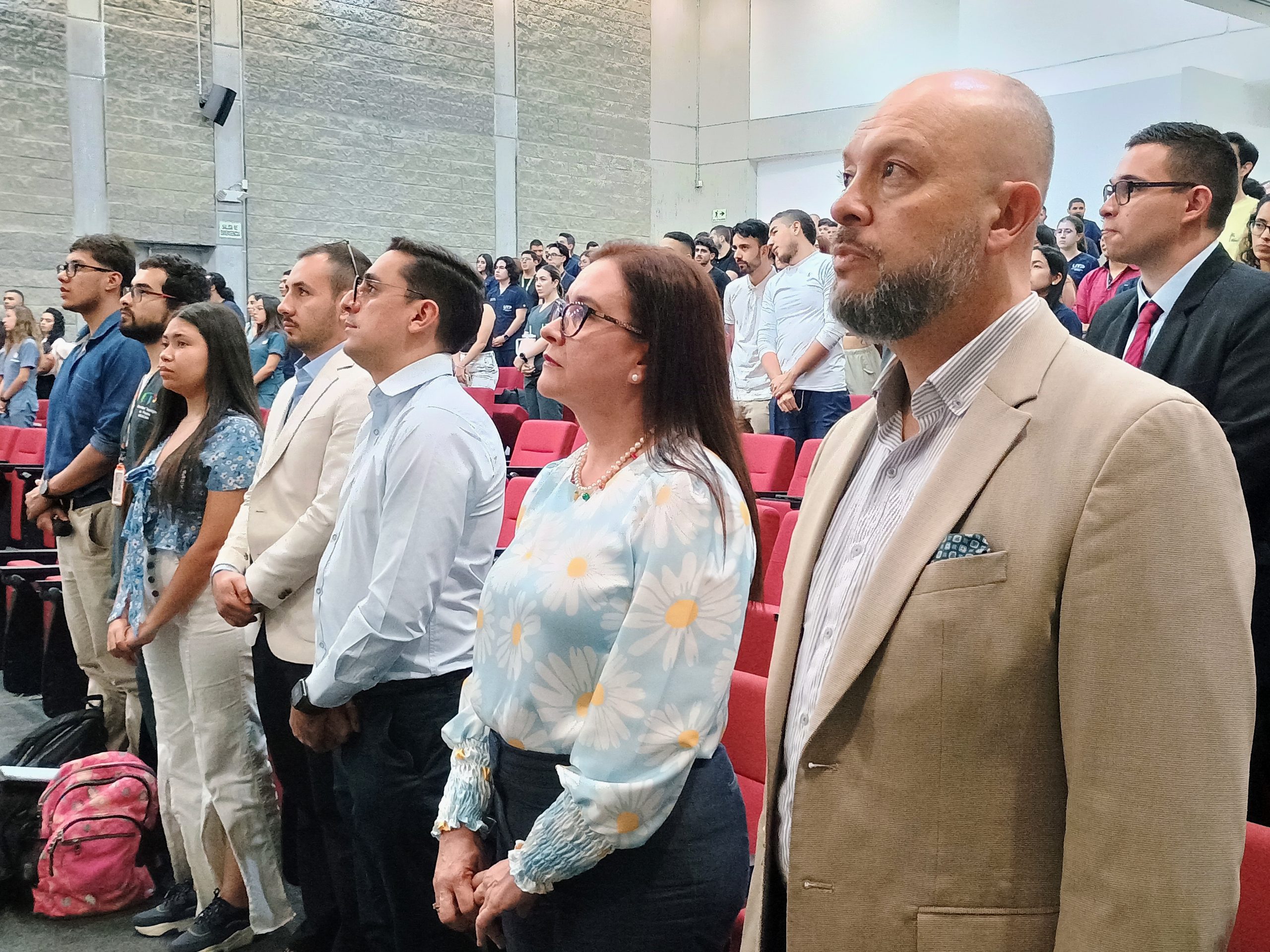 Diego Alejandro Medina Morales, médico internista y egresado de la Universidad Tecnológica de Pereira (UTP), ha dedicado los últimos cinco años a contribuir activamente tanto en los programas de pregrado como de posgrado de la Facultad de Ciencias de la Salud. Actualmente, Medina lidera y participa en espacios académicos clave, como el reciente Tercer Simposio de Medicina Interna, orientado a fortalecer el aprendizaje de estudiantes y profesionales del área de la salud.