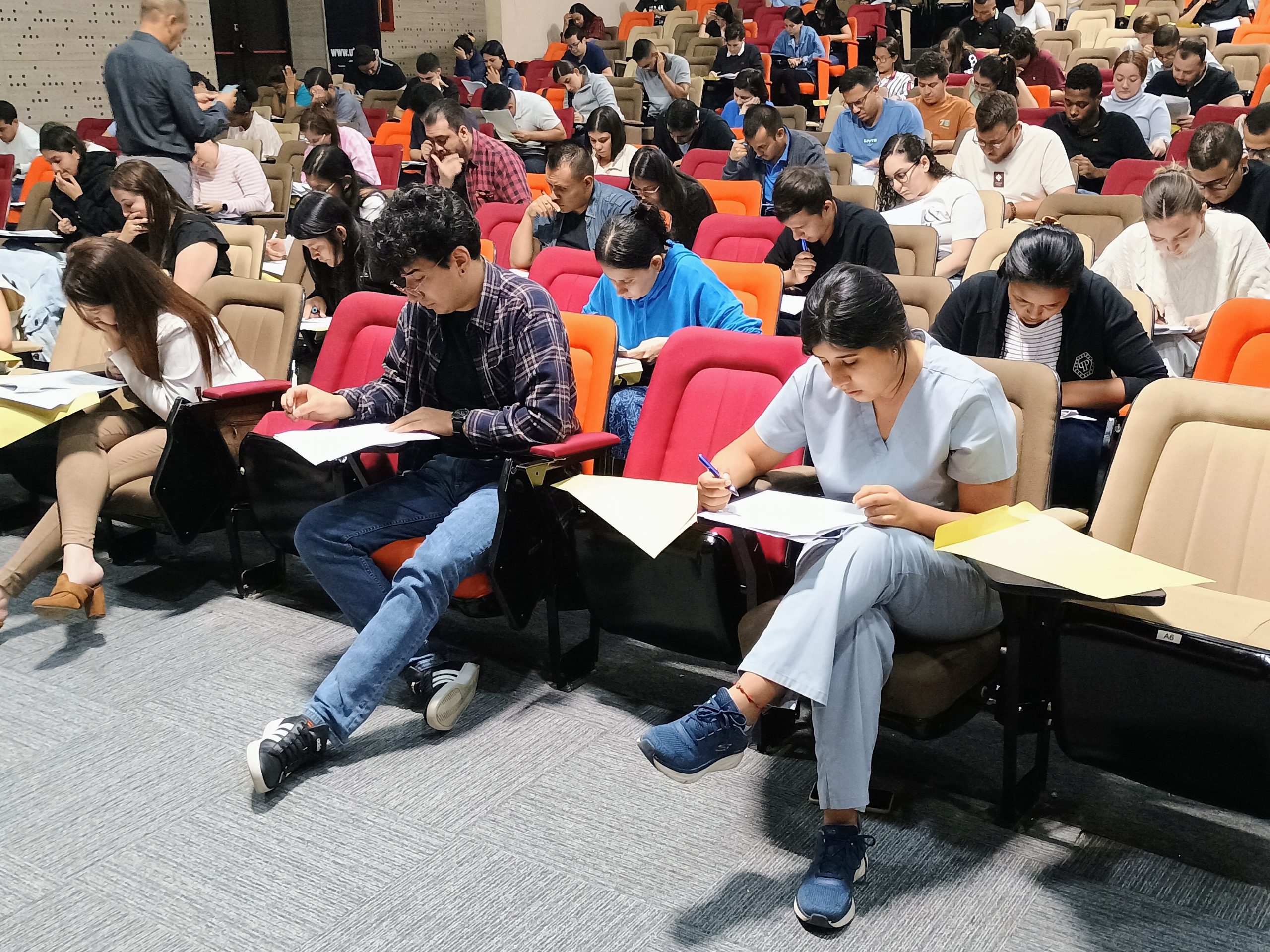 En el auditorio Jorge Roa Martínez, rodeado de un ambiente de expectativa y concentración, se llevó a cabo el esperado examen de admisión de la Facultad de Ciencias de la Salud para el programa de posgrado en especialidades médico-quirúrgicas. Este proceso, liderado, entre otros, por el director de la Escuela de Posgrado de la Facultad, Adrián Cabrales Vega, marca el inicio de un riguroso ciclo de selección de nuevos residentes.