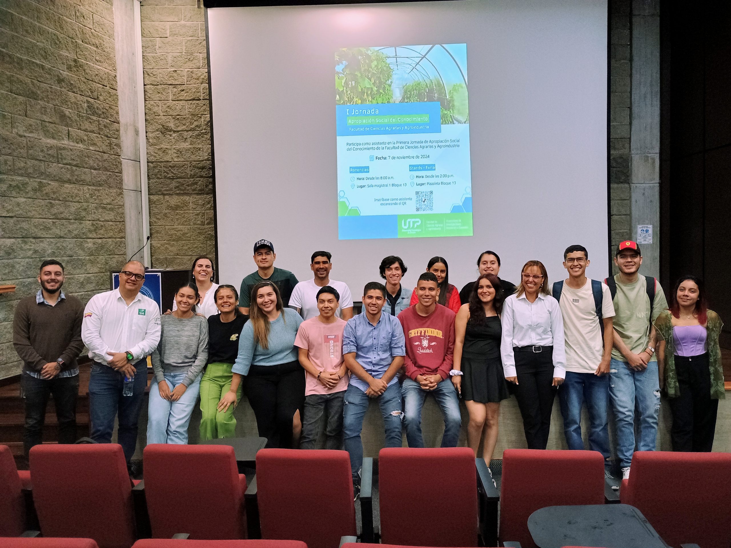 La Facultad de Ciencias Agrarias y Agroindustria de la Universidad Tecnológica de Pereira celebró su primera jornada dedicada a la apropiación social del conocimiento, un evento que reunió a estudiantes, docentes e investigadores comprometidos con el avance del sector agroindustrial y el desarrollo sostenible de la región. La jornada se enmarcó dentro de la VIII Semana de la Facultad, consolidando un espacio de intercambio de saberes y experiencias.