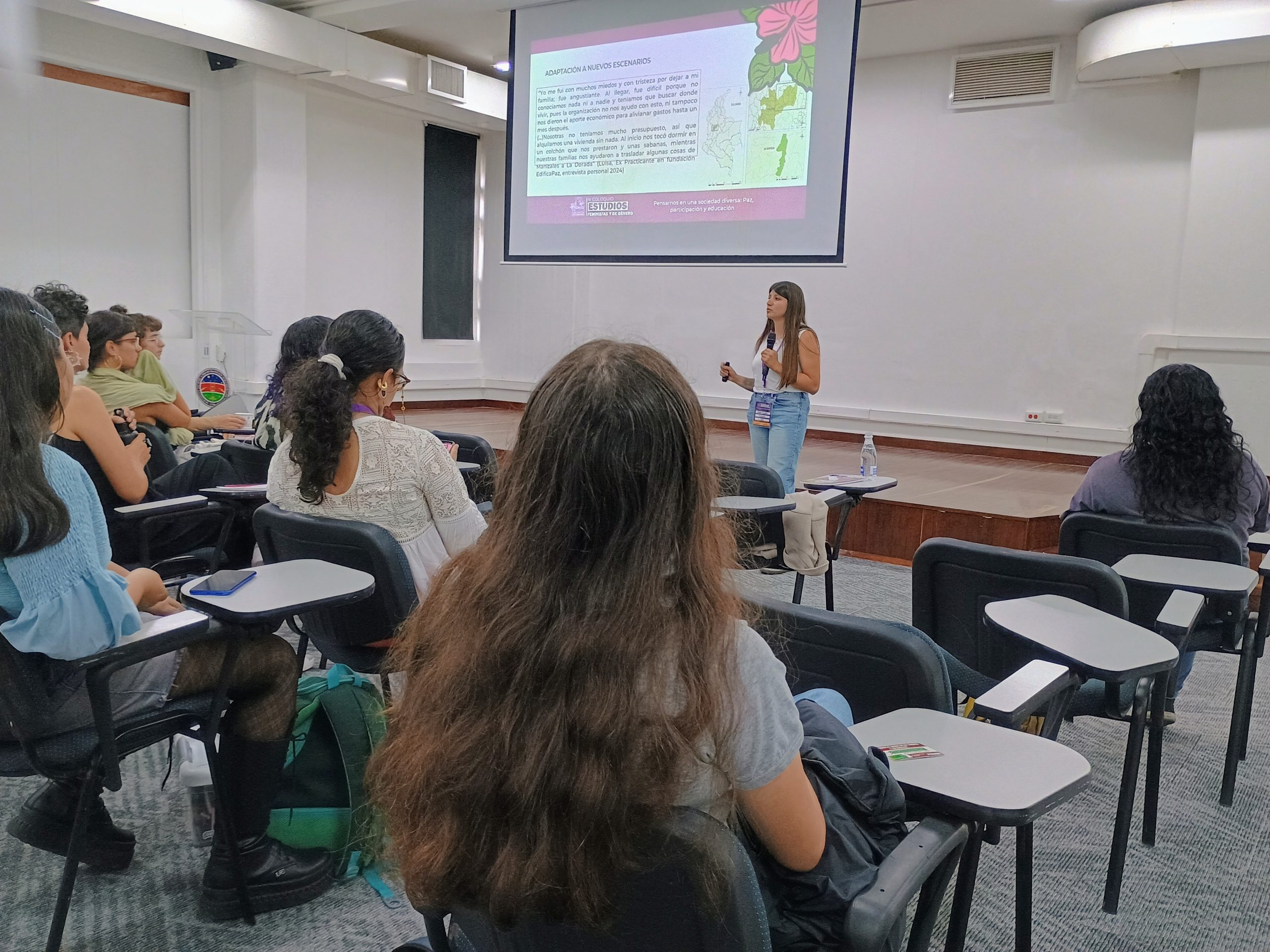 Con el objetivo de profundizar en la reflexión sobre los estudios de género y feministas, la Universidad Tecnológica de Pereira (UTP) fue sede del IV Coloquio de Estudios Feministas y de Género, un evento que se llevó a cabo en el auditorio 201 y que convocó a expertos, académicos y estudiantes comprometidos con la lucha por la equidad y la igualdad de género. Este encuentro, que se realiza cada dos años, ha recorrido varias ciudades del país, destacándose por su impacto en la creación de redes de investigación, activismo y políticas públicas relacionadas con la violencia de género y los derechos de las mujeres y personas con identidades sexuales diversas.