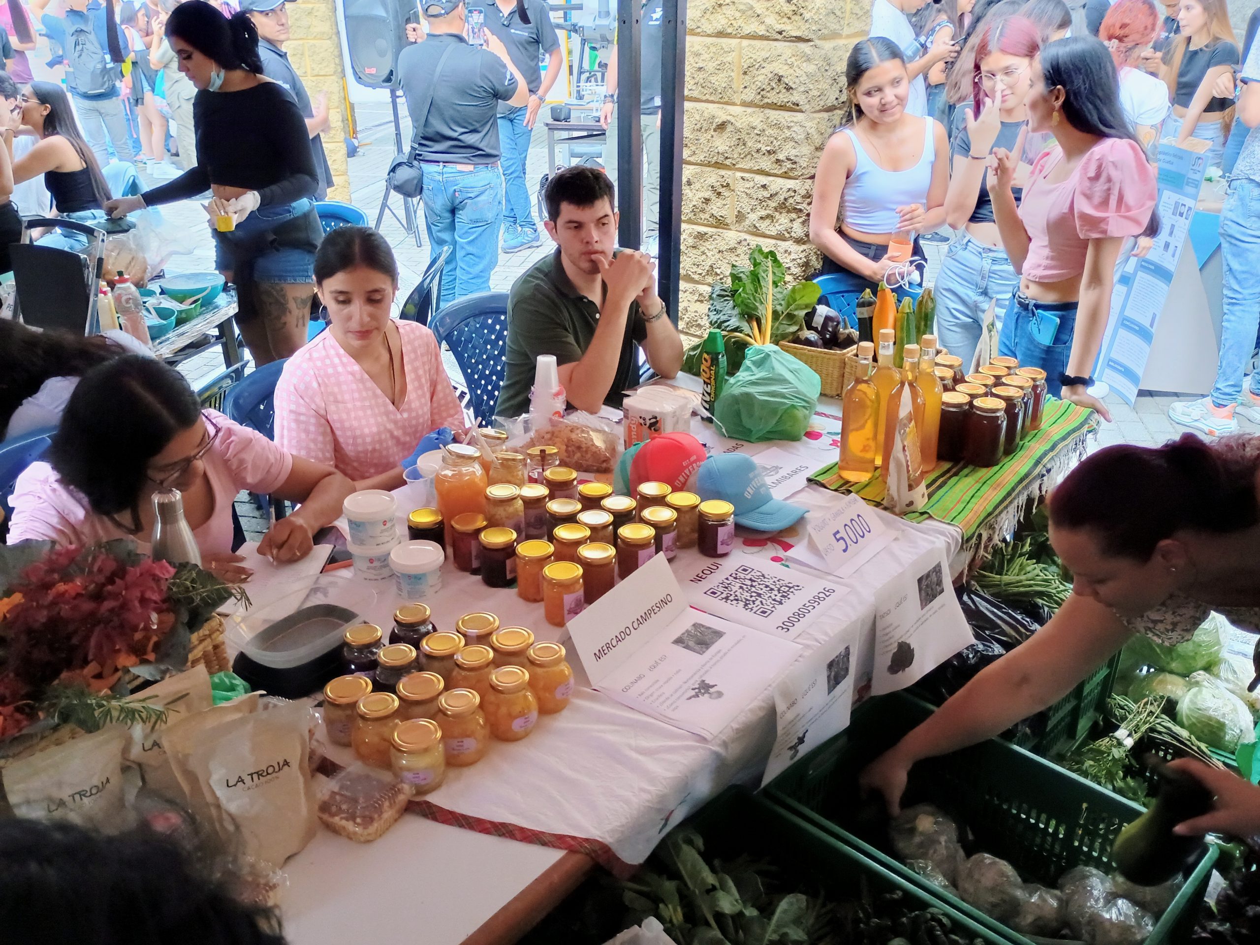 La Facultad de Ciencias Agrarias y Agroindustria de la Universidad Tecnológica de Pereira celebró con éxito su VIII Semana, un evento que reunió a estudiantes, docentes y emprendedores en una vibrante exposición de proyectos e iniciativas. Entre los destacados de esta semana, se realizó una muestra de emprendimientos que pone en evidencia el talento y la innovación de los estudiantes, cuyo propósito es dar soluciones reales y sostenibles para el sector agroindustrial de la región.