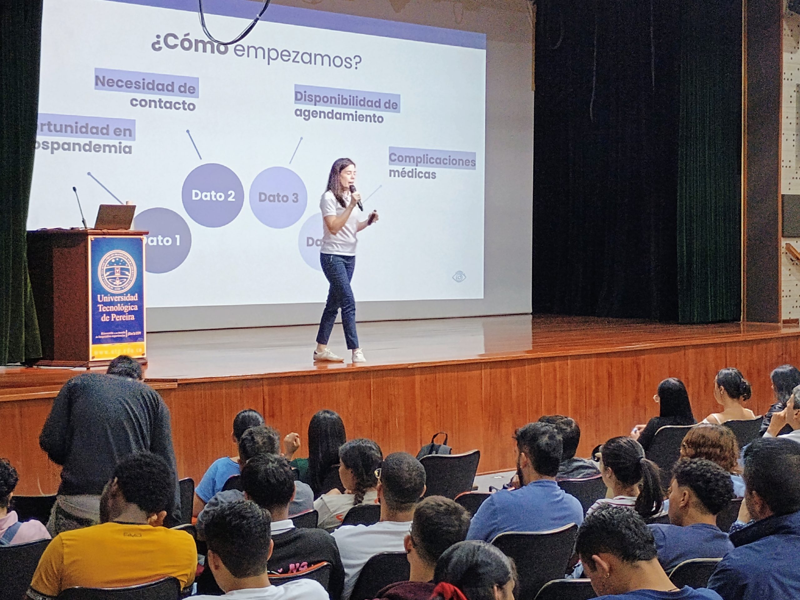 La Facultad de Ciencias Empresariales de la Universidad Tecnológica de Pereira fue el escenario del III Simposio “Innovación y Datos, el Futuro de la Administración Sostenible”, un evento que reunió a estudiantes, docentes y administrativos para reflexionar sobre los cambios y desafíos en el ámbito empresarial. Celebrado en el auditorio Jorge Roa Martínez, el simposio se centró en la importancia de la ciencia de datos y el liderazgo para enfrentar los nuevos retos en el mundo organizacional.