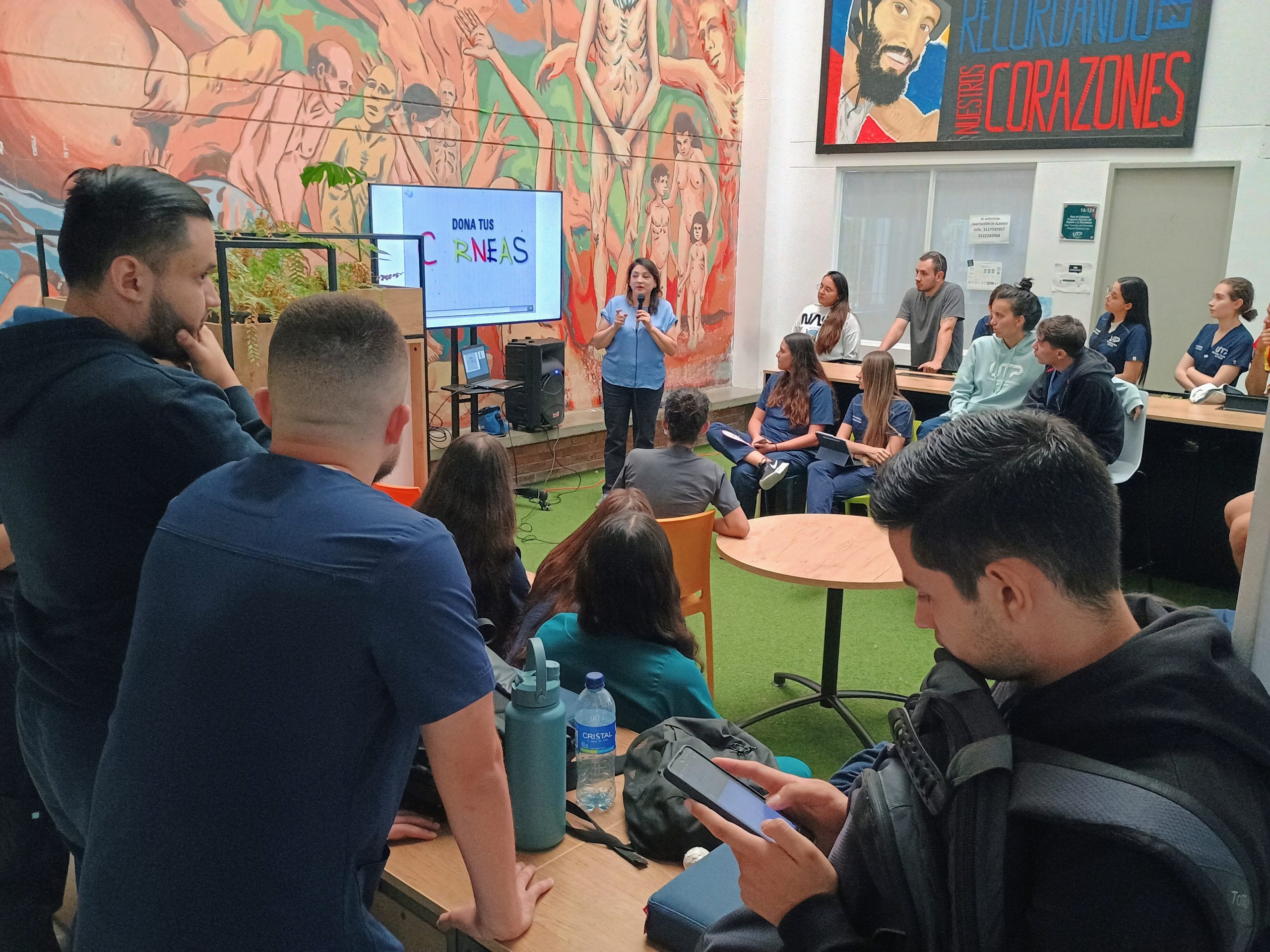 La Facultad de Ciencias de la Salud de la Universidad Tecnológica de Pereira llevó a cabo la Feria de Semilleros de Investigación del programa de medicina, un espacio diseñado para fomentar la participación y el interés investigativo en el estudiantado. La feria contó con la presencia de Paydieg Nathalia Márquez, estudiante de décimo semestre y representante estudiantil en el comité curricular de su programa, quien compartió detalles sobre la diversidad de semilleros disponibles y el propósito de esta actividad. 