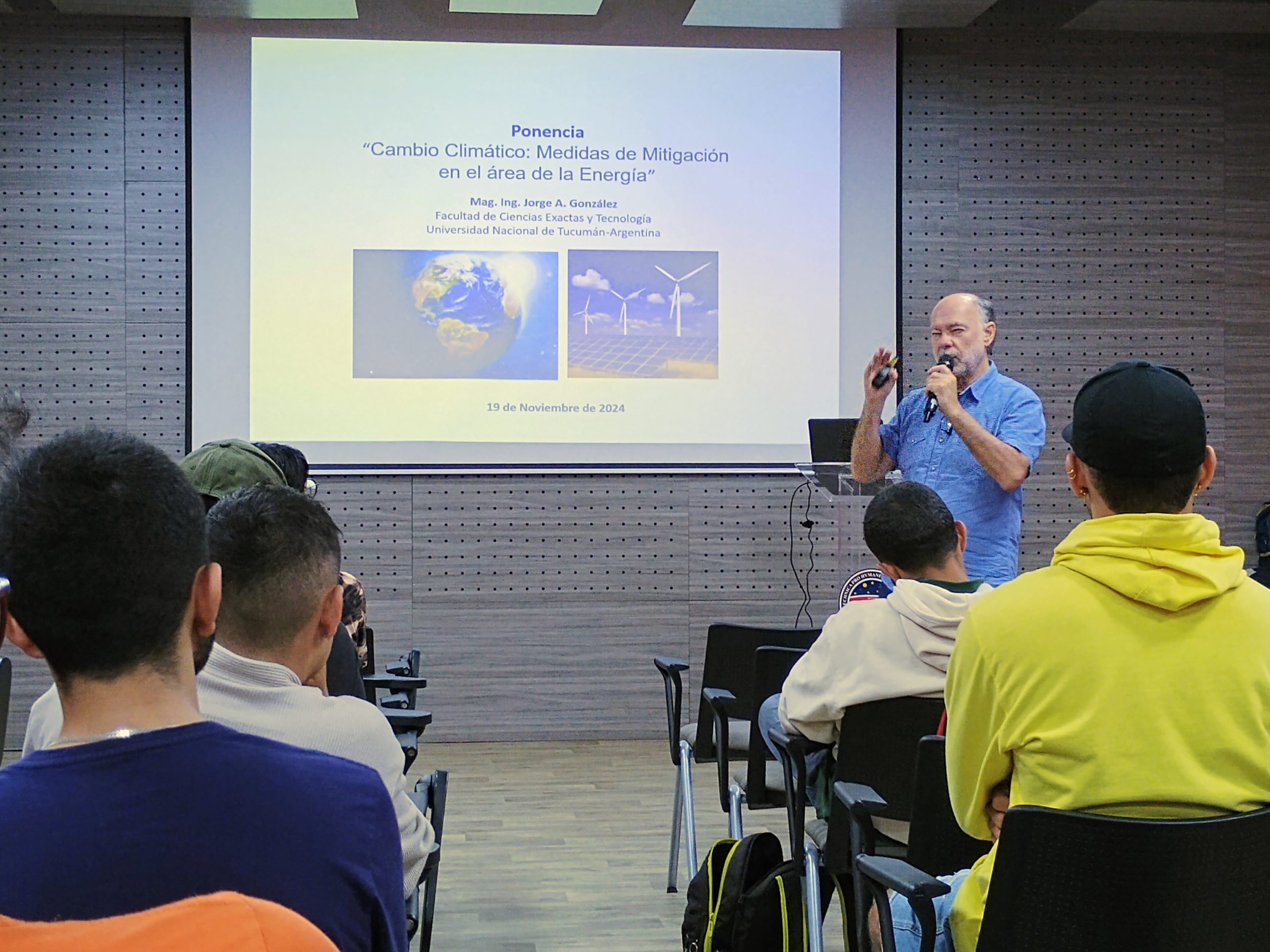 Hablar de la Universidad Tecnológica de Pereira (UTP) es hablar de compromiso con el medio ambiente y la formación de profesionales que entienden la importancia de cuidar el planeta. En línea con este propósito, la Facultad de Mecánica Aplicada organizó recientemente el seminario ”Cambio climático: medidas de mitigación en el área de la energía”, un evento que reafirma su papel como líder en la promoción de prácticas sostenibles y la lucha contra el cambio climático.