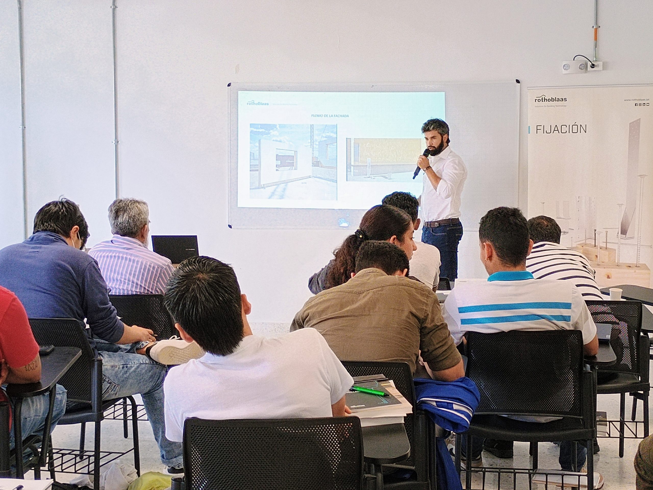 La Universidad Tecnológica de Pereira fue escenario de un evento académico que reunió a expertos nacionales e internacionales en torno al futuro de la construcción sostenible. La jornada de conferencias titulada “Evolución de los sistemas tradicionales en madera a sistemas híbridos” tuvo lugar en el Edificio 18A y contó con la participación de destacados ponentes que abordaron los retos y oportunidades de implementar sistemas constructivos que combinan madera, hormigón y metal.