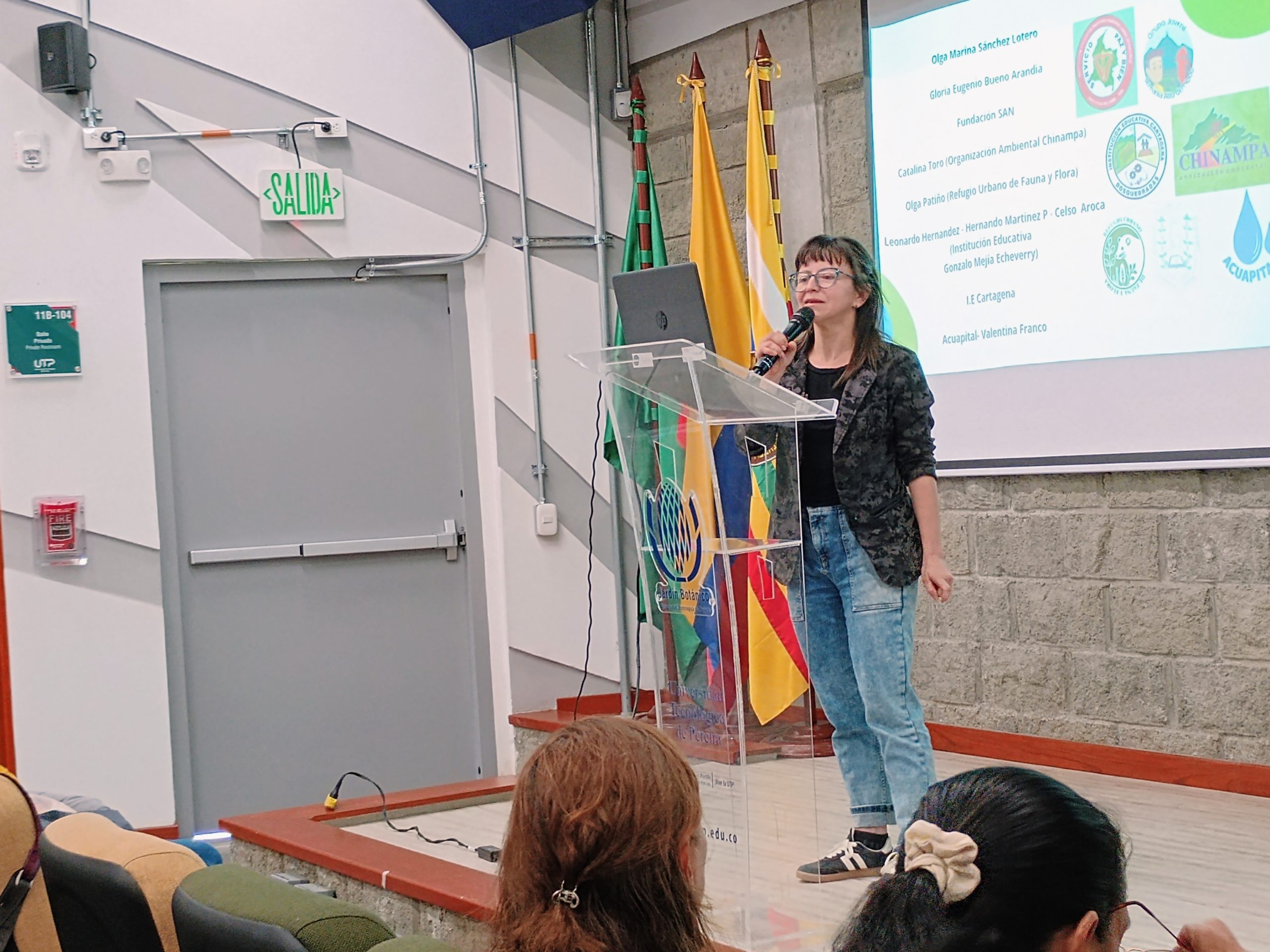 Desde el corazón del eje cafetero, en el municipio de Santuario, Risaralda, Rosa Inéstrejo Fernández, representante de la corporación Corpocan, nos invita a reflexionar sobre la importancia de reconectar la educación con el entorno natural. A través del proyecto Bosques Modelo, se busca integrar redes de educación ambiental que inspiren tanto a jóvenes como a adultos a valorar y proteger los recursos naturales de la región.