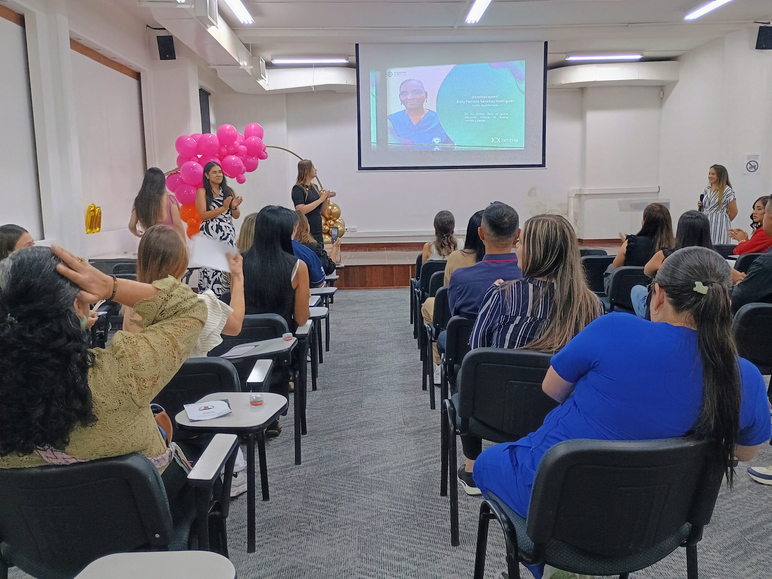 La Universidad Tecnológica de Pereira (UTP), a través de su Facultad de Ciencias de la Salud, reafirmó su compromiso con el fortalecimiento de alianzas estratégicas al ser anfitriona de la celebración de los quinquenios organizada por Oncólogos del Occidente. Este evento tuvo lugar en el auditorio A201 de la universidad y reunió a colaboradores que cumplen 5, 10 y 15 años de servicio.