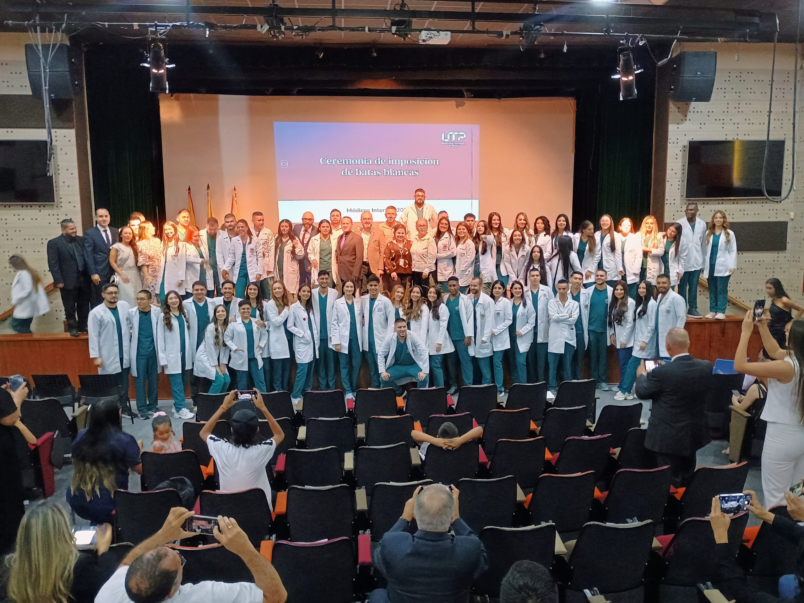 En el emblemático Teatro Jorge Roa Martínez, la Facultad de Ciencias de la Salud de la Universidad Tecnológica de Pereira celebró la tradicional ceremonia de las Batas Blancas, un evento que marca un hito significativo en la formación de los estudiantes de medicina. El Dr. José Fernando Gómez González, destacado docente y coordinador del evento, explicó el significado de esta importante transición.