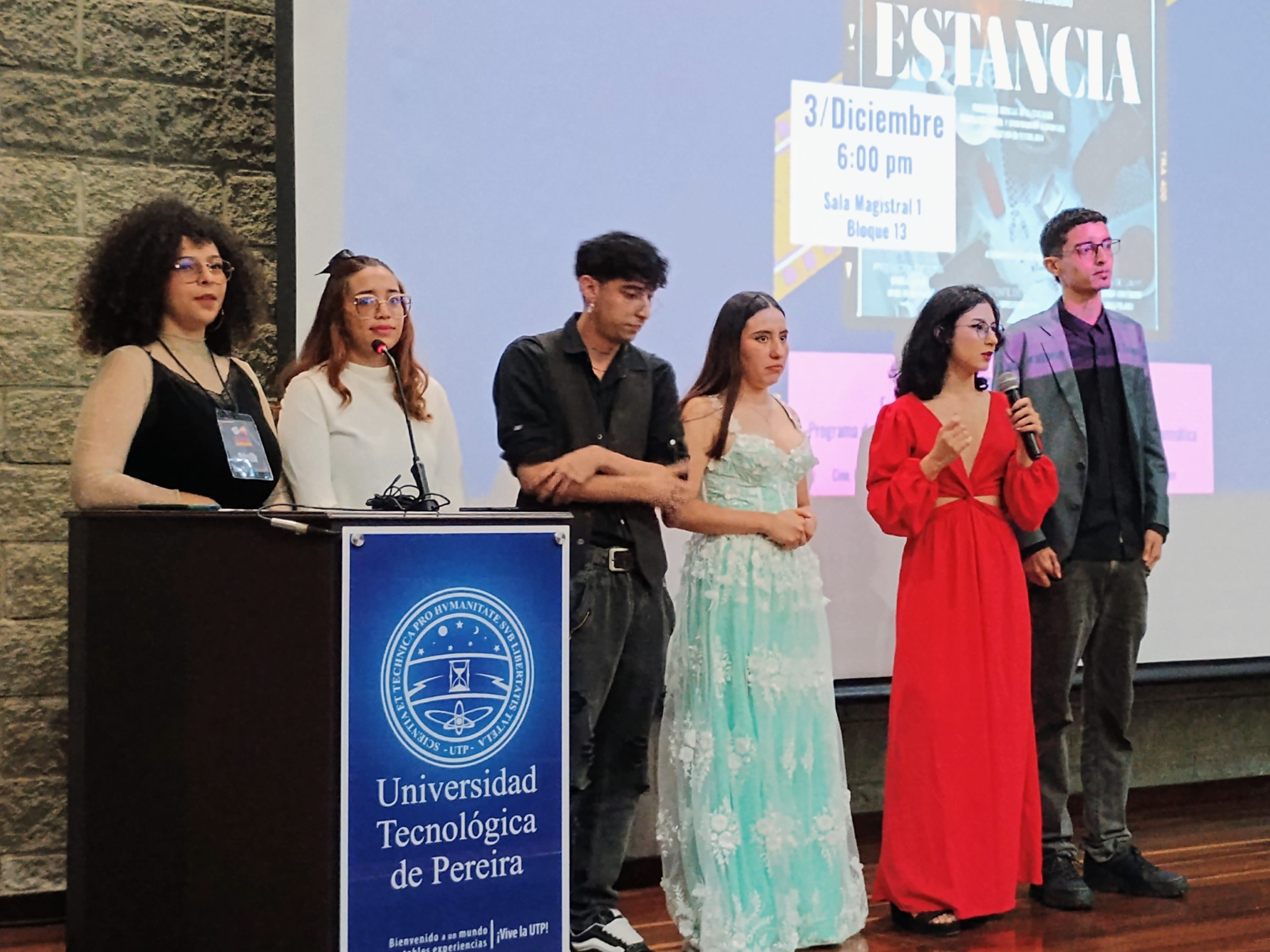 En la Universidad Tecnológica de Pereira, el semestre culminó con un evento que celebró la creatividad, el esfuerzo y el aprendizaje en las aulas: la presentación de dos cortometrajes realizados por estudiantes de la Facultad de Ciencias de la Educación. Este proyecto, que articula las asignaturas de Cine, Laboratorio Audiovisual y Guión Cinematográfico, se concibe como un espacio donde los futuros docentes trascienden la teoría y exploran el lenguaje cinematográfico como una herramienta para narrar, sentir y educar.