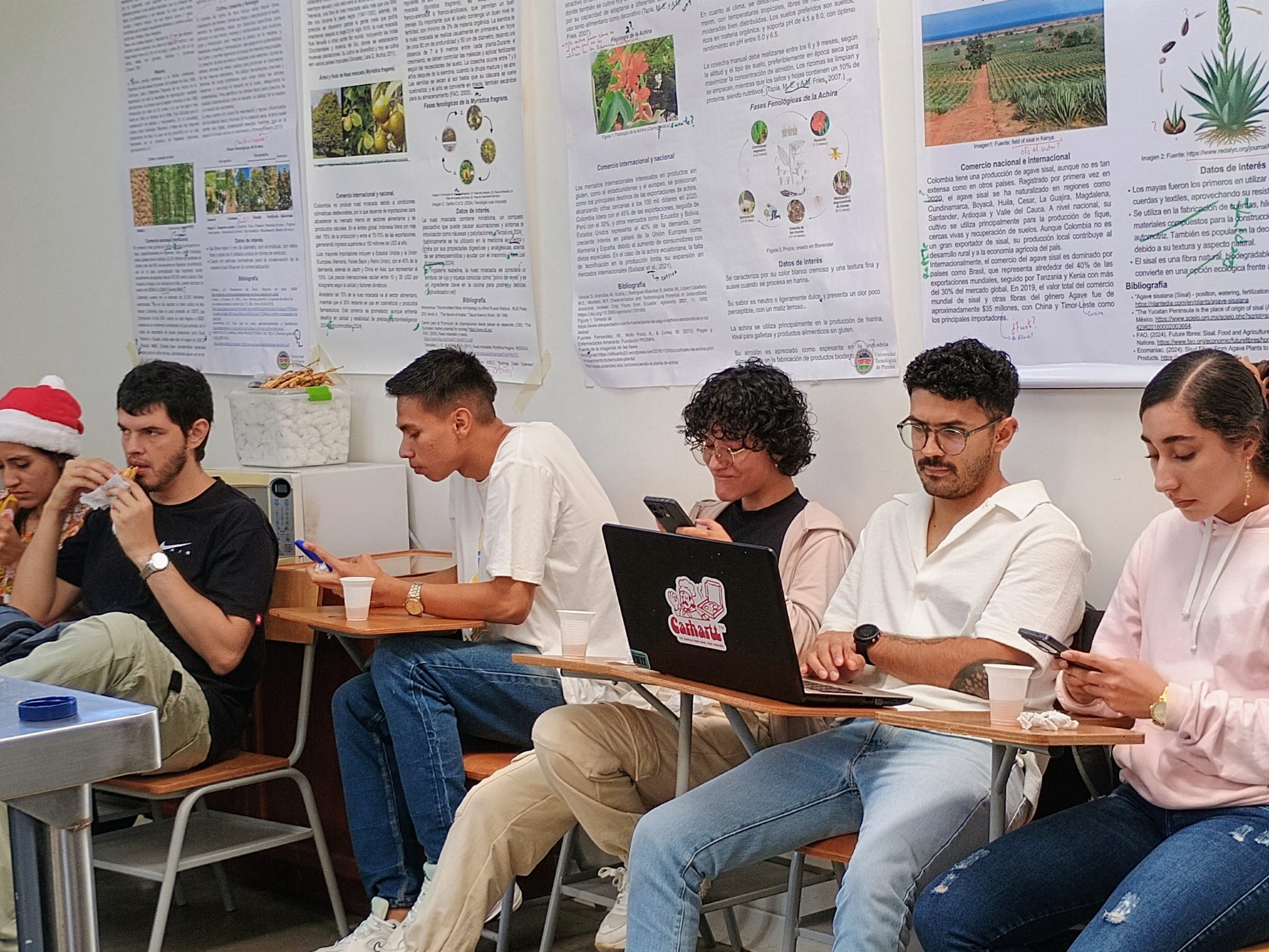 Con el propósito de fortalecer la comunidad académica y culminar el semestre en un ambiente de unión y armonía, la Facultad de Ciencias Agrarias y Agroindustria celebró una jornada de integración en la Granja de Formación Hortícola. Este evento reunió a estudiantes, docentes y administrativos, promoviendo el compañerismo y los lazos entre los diferentes programas académicos.