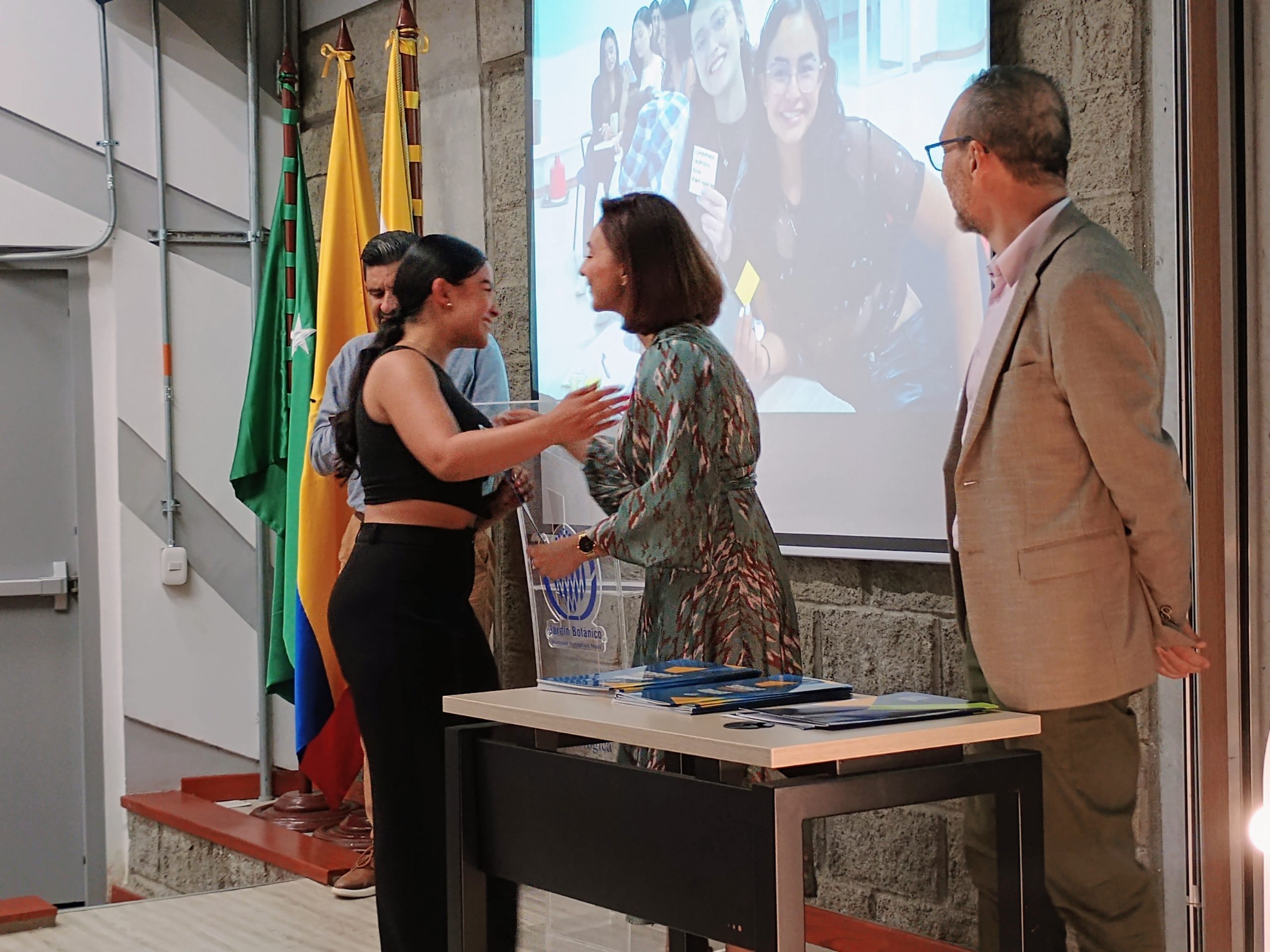 La Universidad Tecnológica de Pereira (UTP) celebró la clausura de la cuarta y quinta cohorte del Diplomado Laboratorio de Cambio, una iniciativa liderada por el Centro de Liderazgo Regional que busca transformar las perspectivas de futuro de los jóvenes. Este diplomado, que se ha convertido en un espacio de aprendizaje y transformación personal, reafirma el compromiso de la institución con la formación de líderes integradores.