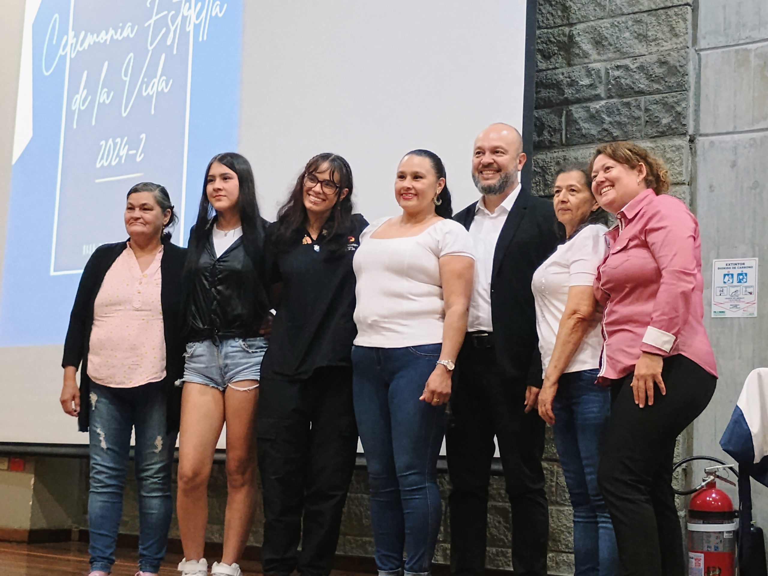 En un ambiente cargado de orgullo y significado, el Programa de Atención Prehospitalaria de la Facultad de Ciencias de la Salud celebró recientemente un evento emblemático: la entrega de la Estrella de la Vida. Este símbolo, reconocido internacionalmente en los organismos de socorro, fue adoptado por el programa como un distintivo que marca un hito en la formación de sus estudiantes.