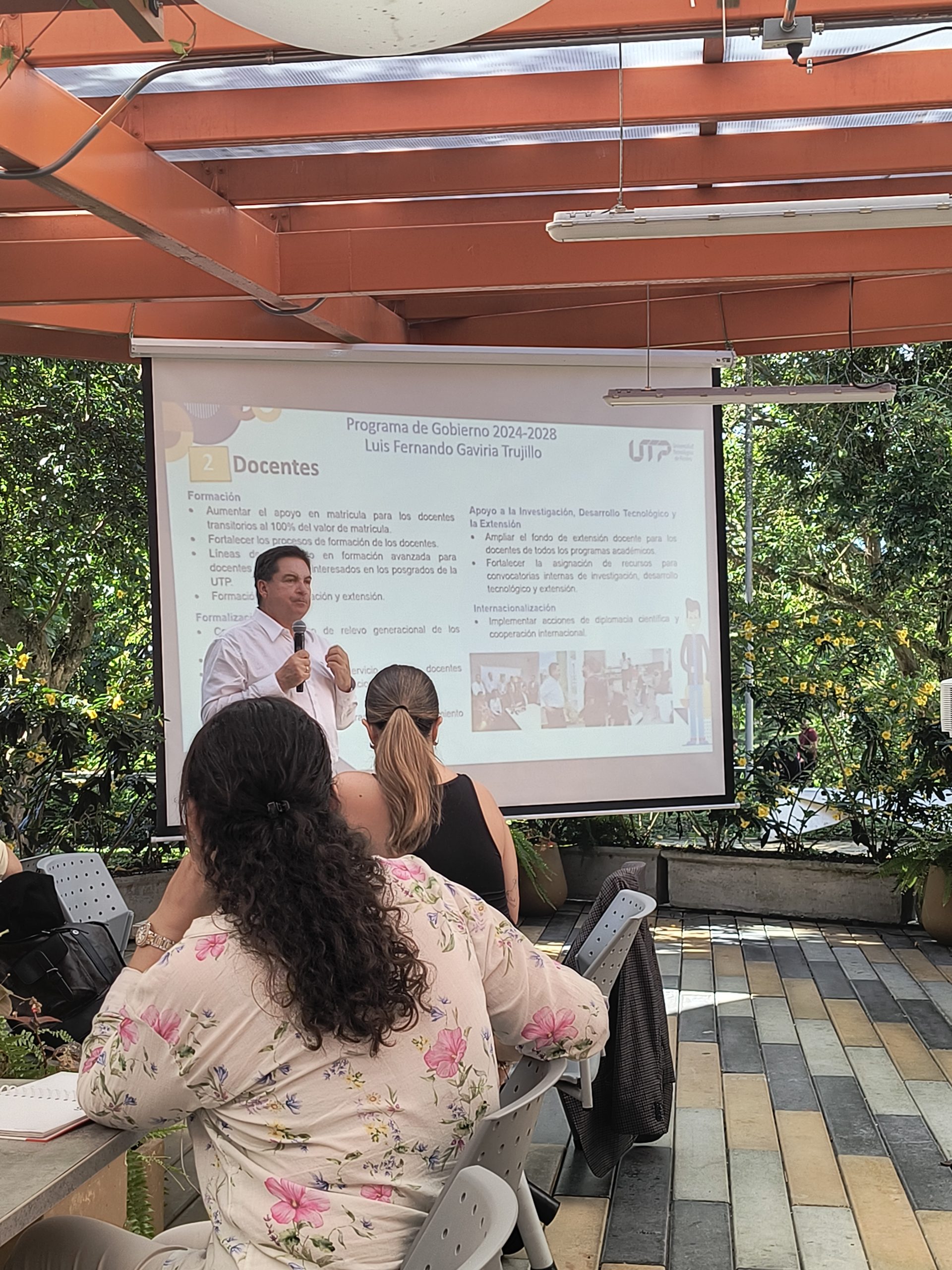 En un ejercicio de diálogo abierto y constructivo, se realizó en el Laboratorio Gastronómico de la Universidad Tecnológica de Pereira (UTP) la Mesa de Concertación de Fortalecimiento con el PDI, dirigida a los directivos docentes. Este espacio tuvo como propósito fortalecer los lazos con la alta dirección universitaria, además de escuchar y analizar las necesidades planteadas por el profesorado en diferentes escenarios académicos.