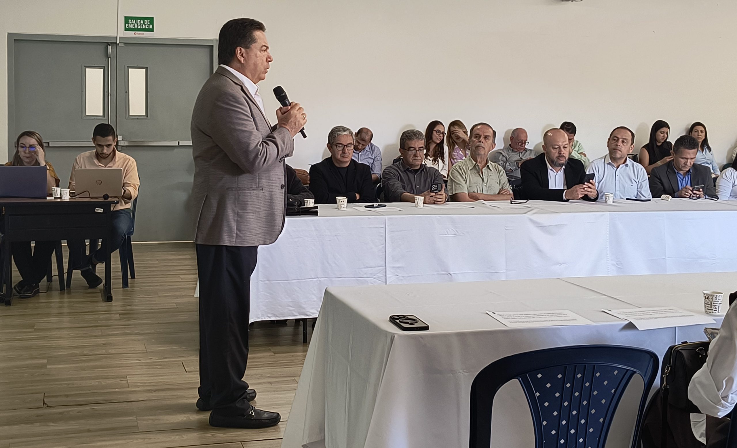 Con un balance altamente positivo, finalizaron las Mesas de Concertación lideradas por la Universidad Tecnológica de Pereira. Durante la instalación de la última jornada, el rector Luis Fernando Gaviria Trujillo destacó la participación activa de más de 1.500 personas en las 16 mesas de trabajo realizadas, resaltando así el profundo compromiso de la comunidad universitaria con el futuro institucional.
