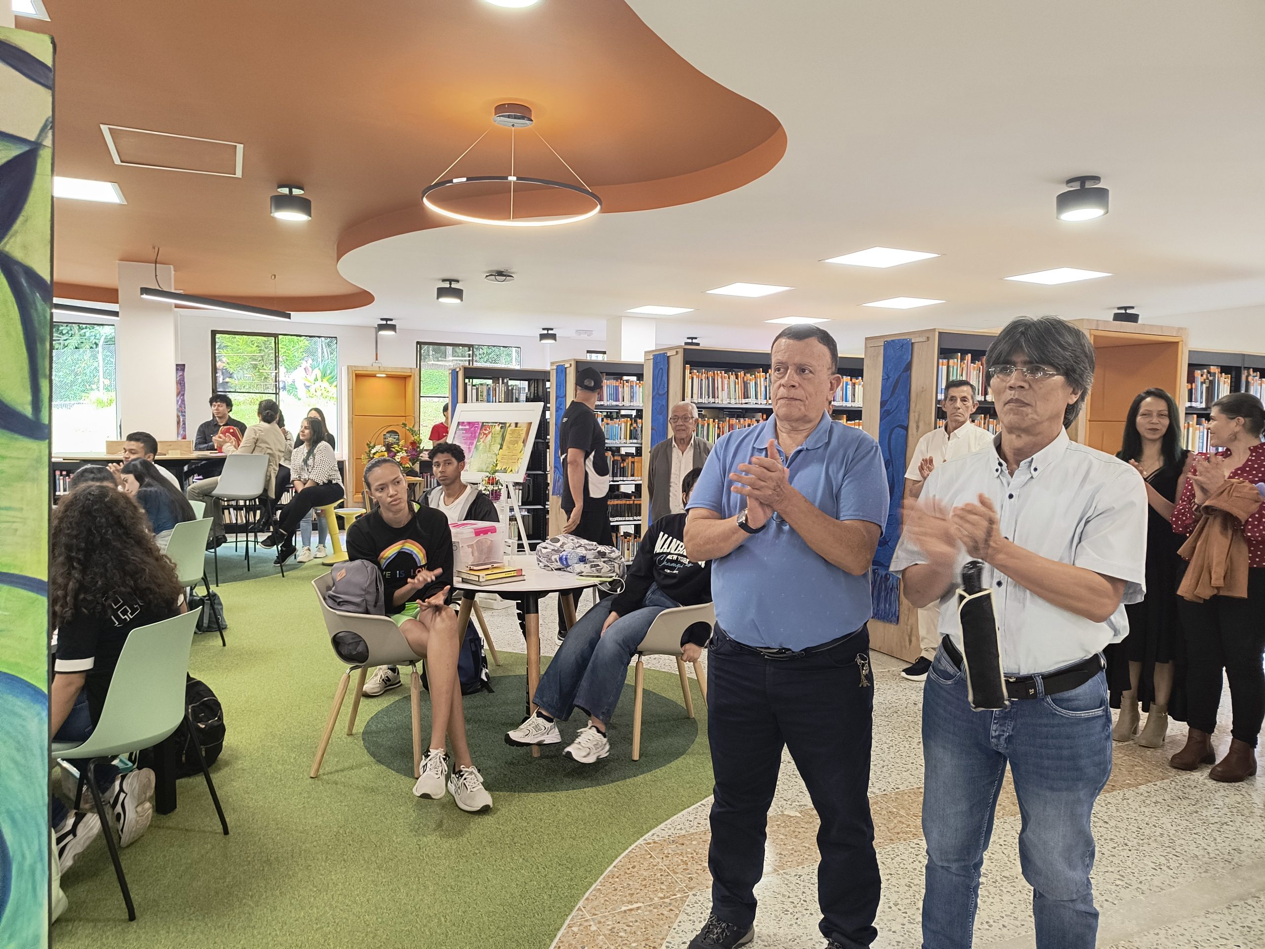 La Universidad Tecnológica de Pereira vive una transformación profunda en uno de sus espacios más emblemáticos: la biblioteca Jorge Roa Martínez. Lo que antes era un entorno tradicional y cerrado, hoy se ha convertido en un espacio abierto, luminoso y acogedor, que invita no solo a leer, sino a vivir el conocimiento.