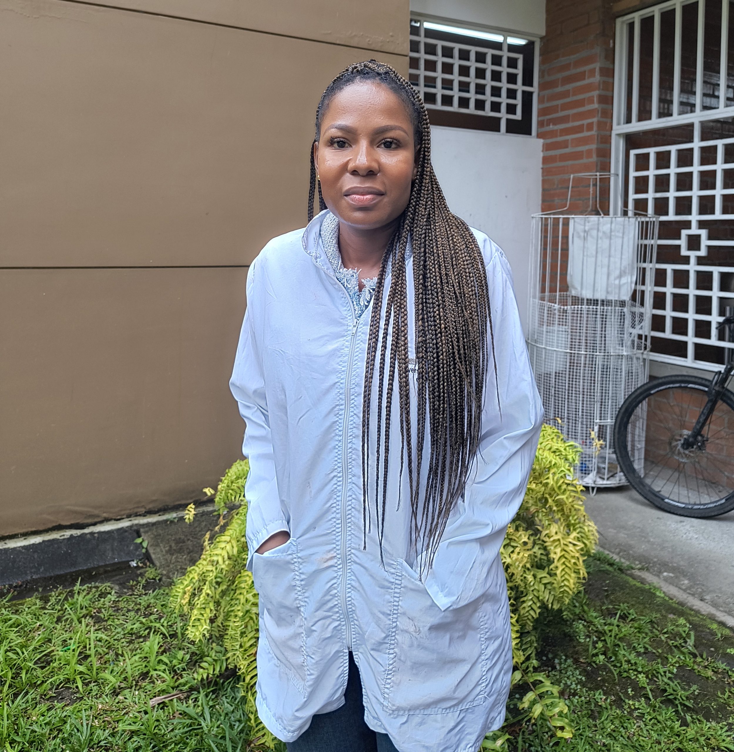 Lina Marcela Mosquera Chaverra, estudiante del Doctorado en Biotecnología de la Universidad Tecnológica de Pereira, ha logrado financiar su investigación gracias al programa de Monitoreo de Fuentes de Financiación. Su historia revela el impacto tangible de esta iniciativa institucional, que se adelanta a través del Pilar de Gestión del Contexto y Visibilidad Nacional e Internacional del Plan de Desarrollo Institucional 2020–2028.