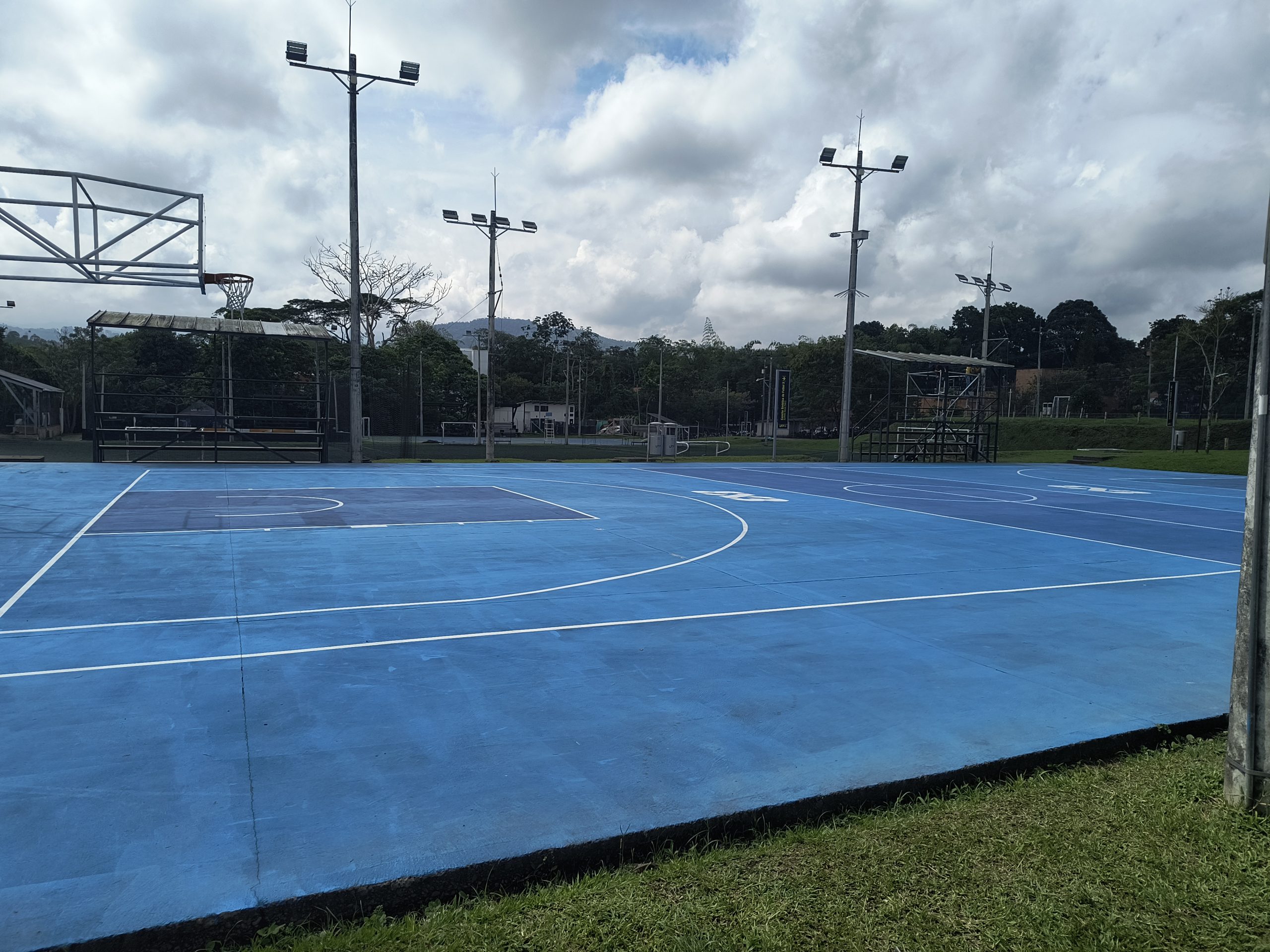 La Universidad Tecnológica de Pereira cuenta con un campus amplio y diverso que ofrece a su comunidad múltiples posibilidades de esparcimiento, actividad física y bienestar. En el marco de la estrategia "Conoce tu Campus", liderada por la Oficina de Planeación, te invitamos a explorar la zona sur deportiva del campus.