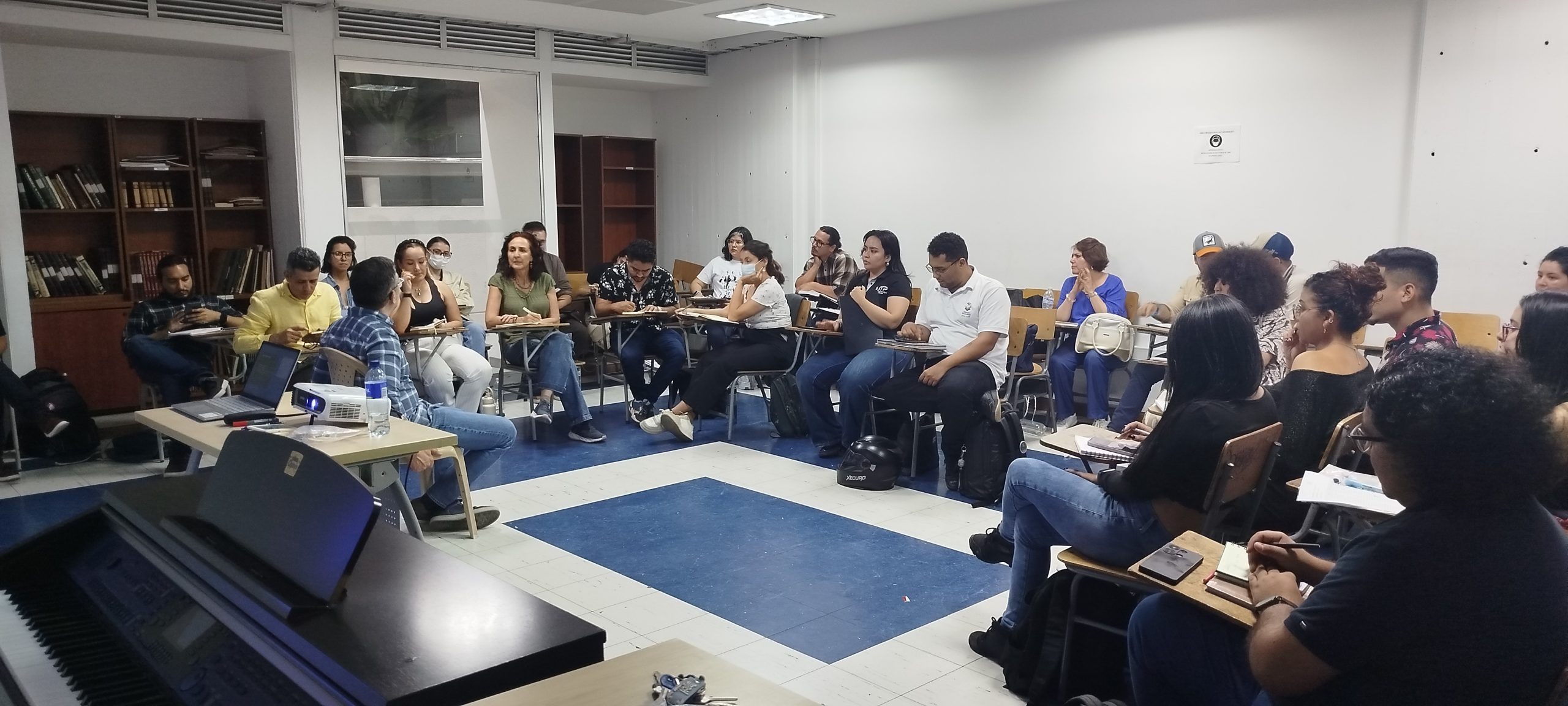 La Universidad Tecnológica de Pereira realizó con gran acogida la lección inaugural de la I Cohorte del Diplomado en Escritura Creativa, un programa pionero en el Eje Cafetero que fortalece la formación literaria y crítica en la región. El evento contó con la participación del escritor Paul Brito y del profesor Juan Manuel Ramírez Rave, coordinador del diplomado, en un diálogo titulado “La escritura como oficio: formación, crítica y ecosistema” .