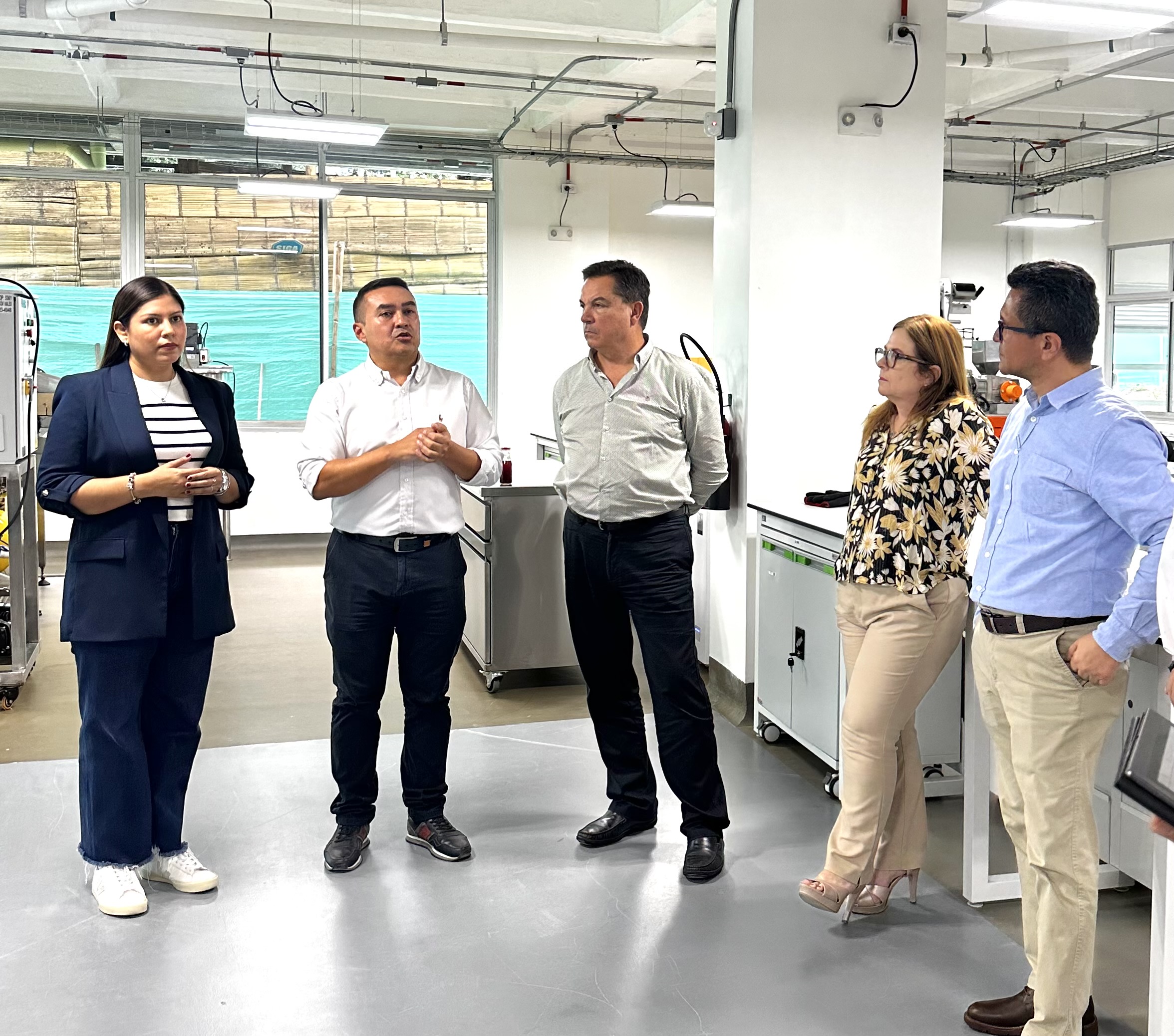 El Rector de la Universidad Tecnológica de Pereira, Luis Fernando Gaviria, presidió el Consejo Académico del 12 de febrero desde las instalaciones del Centro de Desarrollo Tecnológico Agroindustrial (CDTA), ubicado en el Edificio 15 de la Institución, con el objetivo de hacer un recorrido y dar a conocer este espacio de materialización de proyectos, prototipos y productos, para el sector agroindustrial de la región y del país.