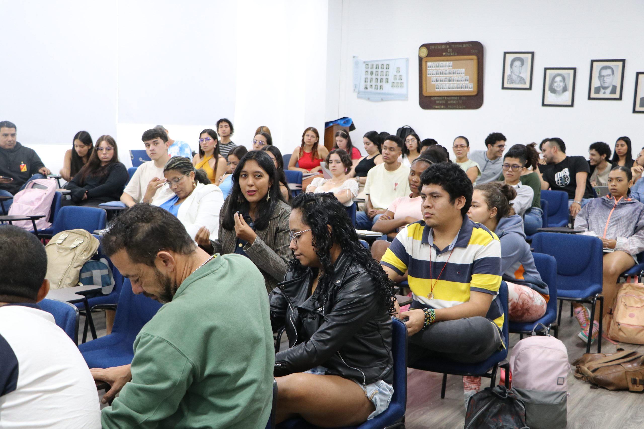 La Facultad de Ciencias Ambientales de la Universidad Tecnológica de Pereira desarrolló con éxito la Semana de Gestión del Riesgo de Desastres, un encuentro que reunió a toda la comunidad universitaria en torno a actividades de gran importancia para la preparación y prevención ante riesgos naturales. Esta semana contó con una variedad de actividades diseñadas para atraer a diferentes públicos, desde estudiantes hasta docentes y expertos en la materia.