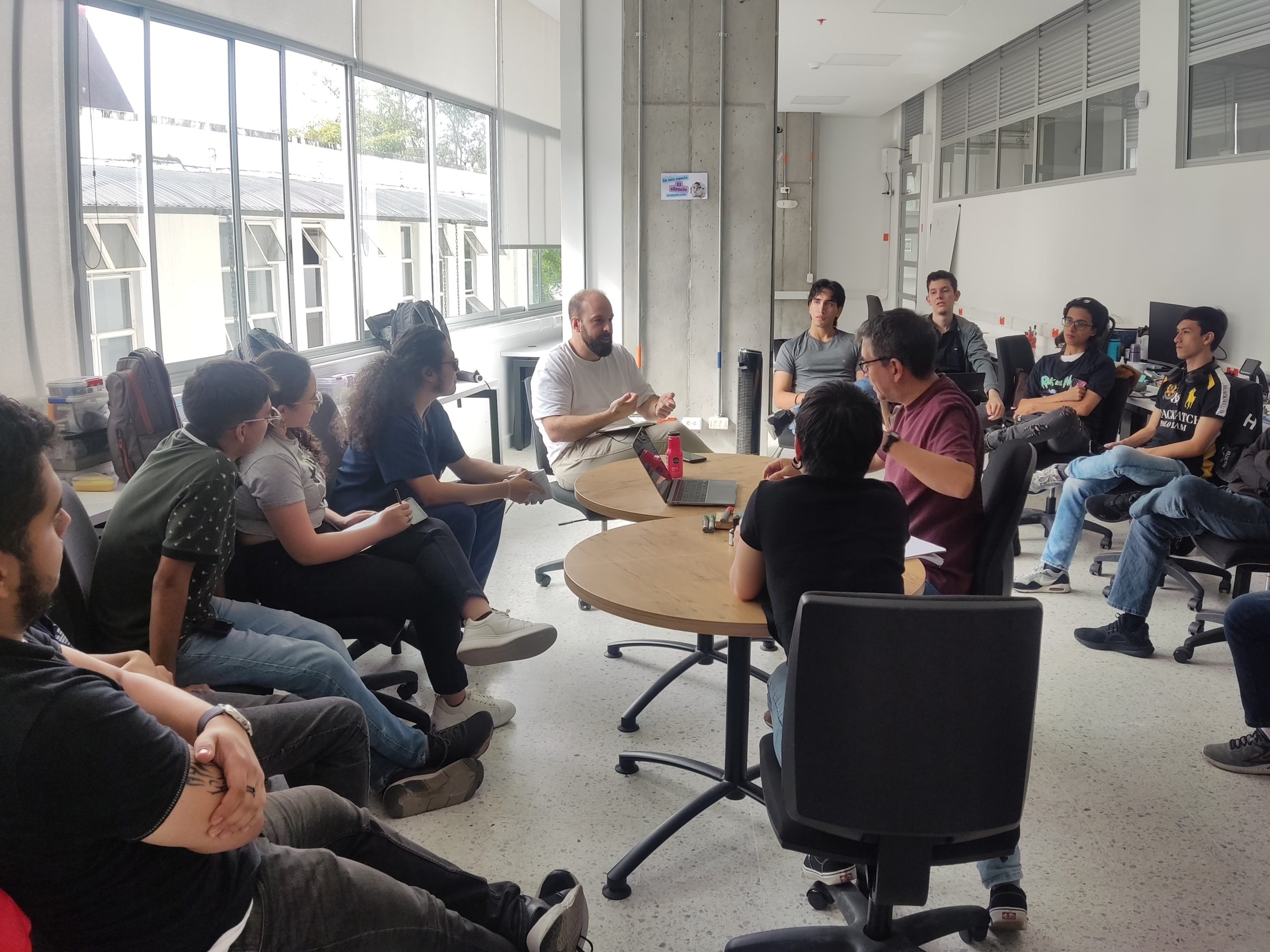 La Universidad Tecnológica de Pereira (UTP) recibió la visita del destacado académico Alejandro Romero Hernández, profesor de la Universidad Complutense de Madrid, quien lideró una serie de actividades dirigidas a estudiantes e investigadores de la Facultad de Ingenierías. Durante tres días, el experto compartió sus conocimientos sobre desarrollo de videojuegos, realidad virtual y realidad aumentada, destacando su potencial para transformar no solo el entretenimiento, sino también la educación, la investigación y el emprendimiento.