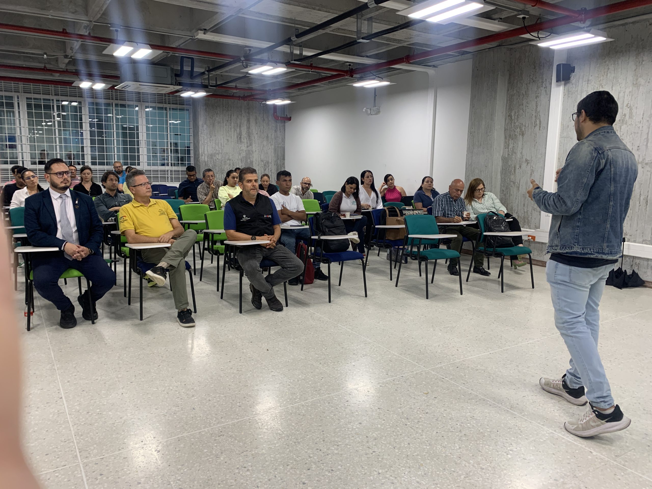 La Universidad Tecnológica de Pereira, a través de su Vicerrectoría de Investigaciones, Innovación y Extensión en conjunto con la Facultad de Ciencias Básicas, organizó un significativo encuentro de articulación con empresas e industrias del sector metalmecánico del departamento de Risaralda. Este evento se llevó a cabo en el marco del Programa de Centros de Reindustrialización Zasca, promovido por iNNpulsa y el Ministerio de Comercio, Industria y Turismo, con el objetivo de fortalecer las capacidades técnicas y tecnológicas de las unidades productivas de la región.