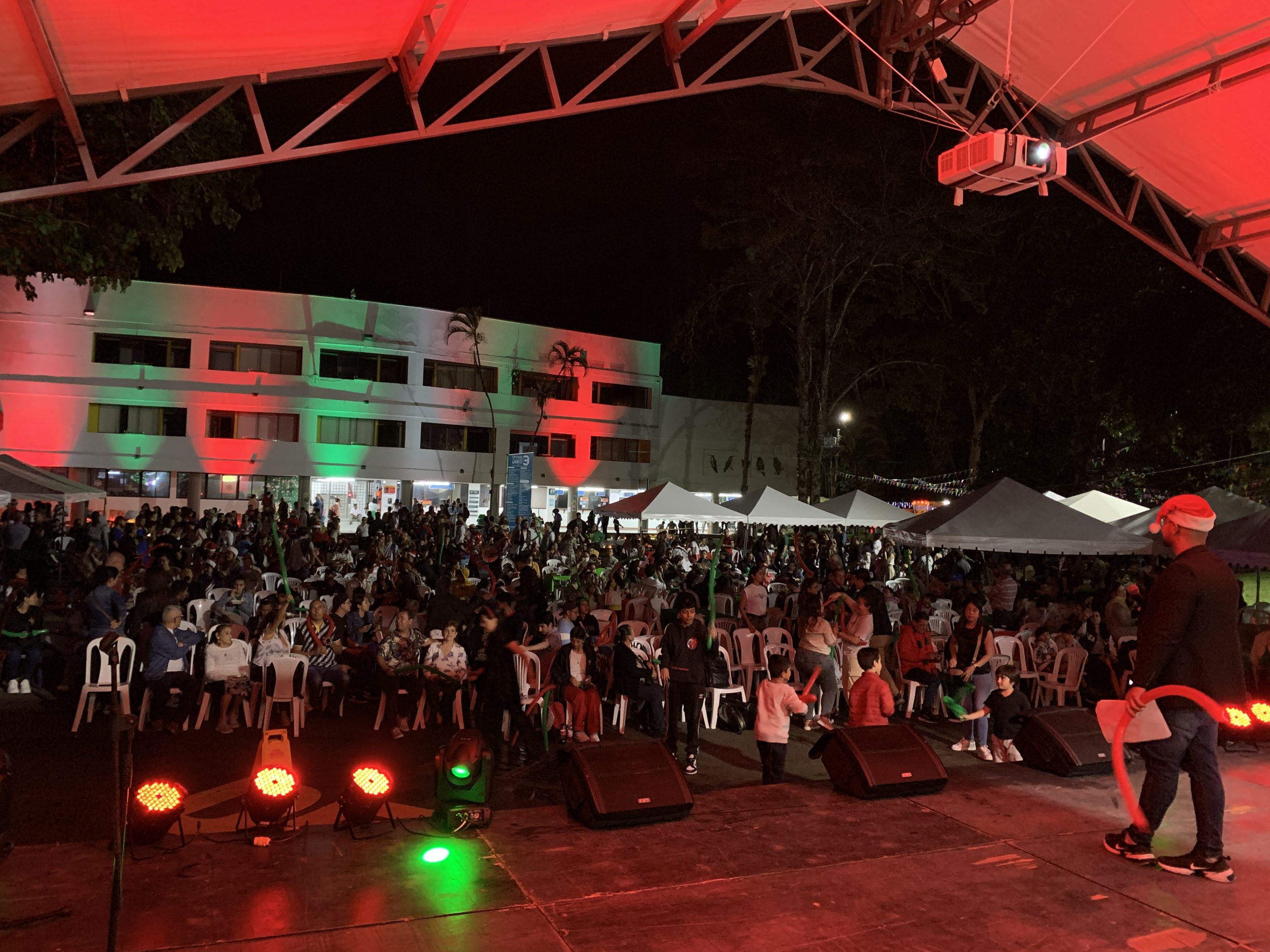 La Universidad Tecnológica de Pereira  celebró una de sus festividades más emblemáticas: el Día de la Luz, un evento que reunió a la comunidad universitaria en torno a la creatividad, la unión familiar y el espíritu navideño.