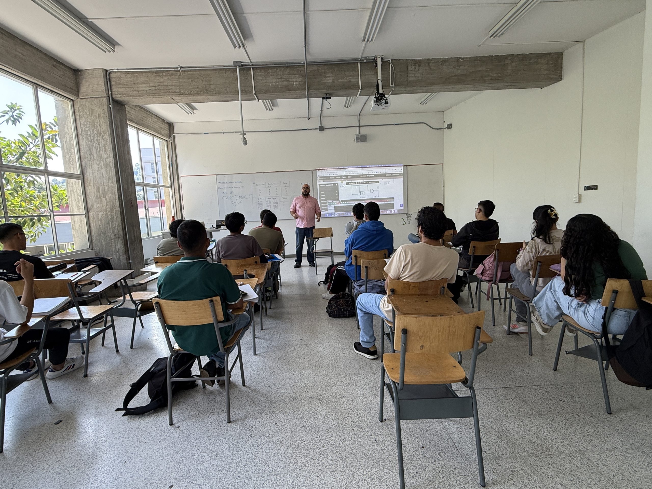 La Universidad Tecnológica de Pereira, a través de la Vicerrectoría Académica y en articulación con el Instituto de Lenguas Extranjeras (ILEX), lanzó un programa de formación gratuita en segunda lengua, dirigido a los docentes de planta, transitorios y catedráticos. Esta iniciativa se enmarca en el compromiso institucional con la excelencia académica, la internacionalización y la actualización permanente del cuerpo profesoral.
