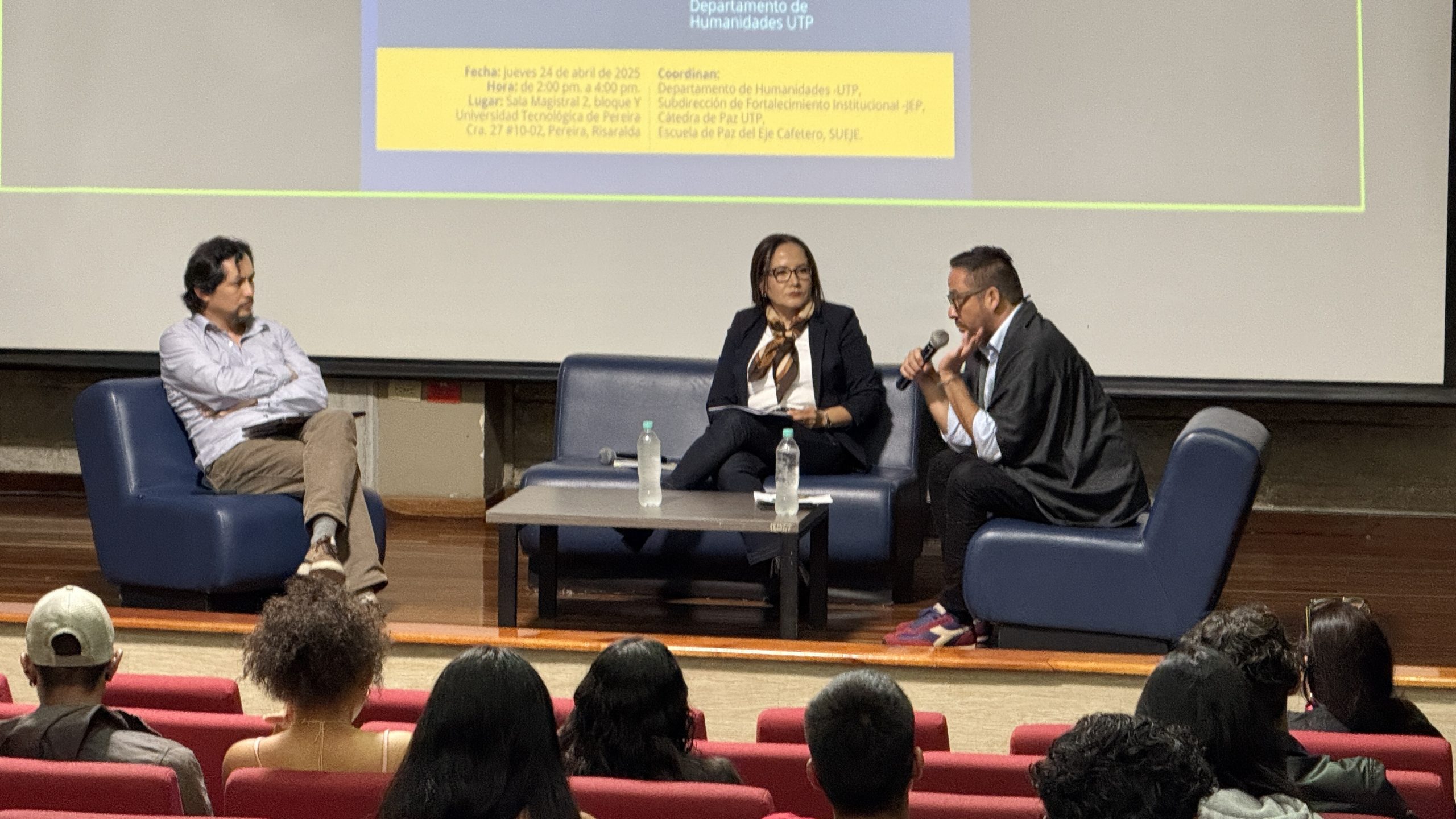 En un ejercicio profundo de memoria, análisis y pedagogía, la Facultad de Bellas Artes y Humanidades de la Universidad Tecnológica de Pereira fue el escenario, el pasado jueves 24 de abril, del conversatorio ¿Por qué hablar de justicia transicional y restaurativa en Colombia?, realizado en el marco de la Cátedra Nacional “La Justicia Transicional de la JEP: Aportes para la Paz”, una iniciativa conjunta entre la UTP y la Jurisdicción Especial para la Paz (JEP).