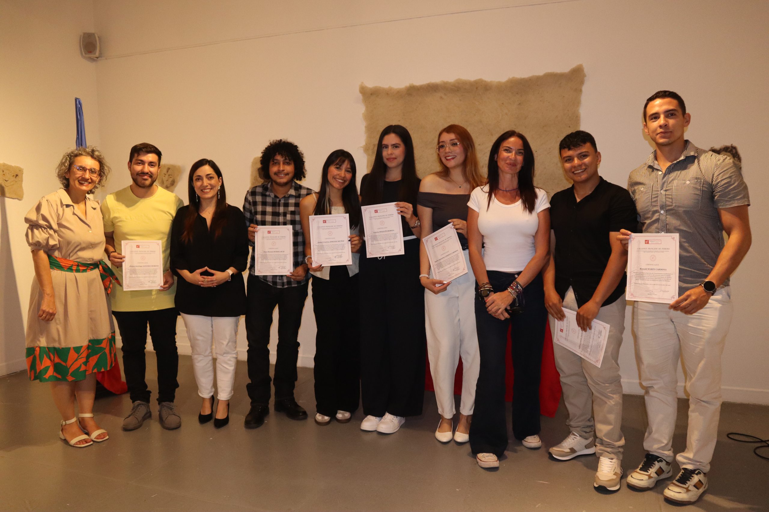 El pasado 16 de julio se llevó a cabo en la sede de la Alianza Francesa de Pereira la ceremonia de graduación de un grupo de estudiantes de la Universidad Tecnológica de Pereira, quienes culminaron exitosamente un curso intensivo de 600 horas de formación en lengua francesa, equivalente al nivel B2 del Marco Común Europeo de Referencia para las Lenguas.