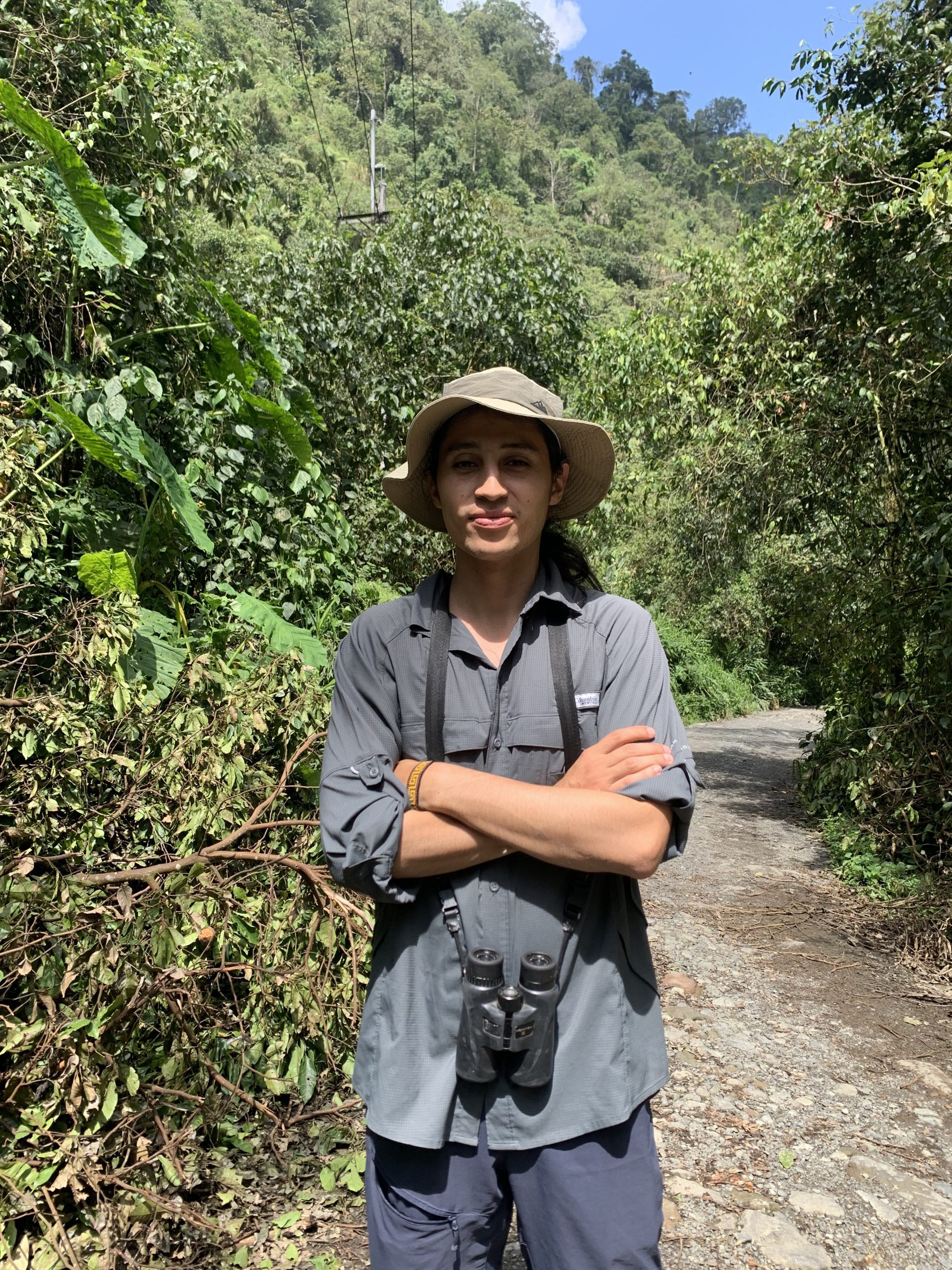 Oswaldo Toro Valencia, egresado de la Facultad de Ciencias Ambientales de la Universidad Tecnológica de Pereira, ha convertido su amor por la naturaleza en un motor para la creación de su empresa: Montes Andinos, un emprendimiento que no sólo explora las maravillas del país, sino que también resalta su rica biodiversidad y la cultura local. Desde muy joven, Oswaldo mostró un profundo interés por los ecosistemas de alta montaña y la observación de aves, intereses que encontró alineados con el programa de Administración del Turismo Sostenible de la UTP. Hoy en día, gracias a su formación y experiencia, se dedica profesionalmente a guiar y educar a otras personas en diversos territorios de Colombia.