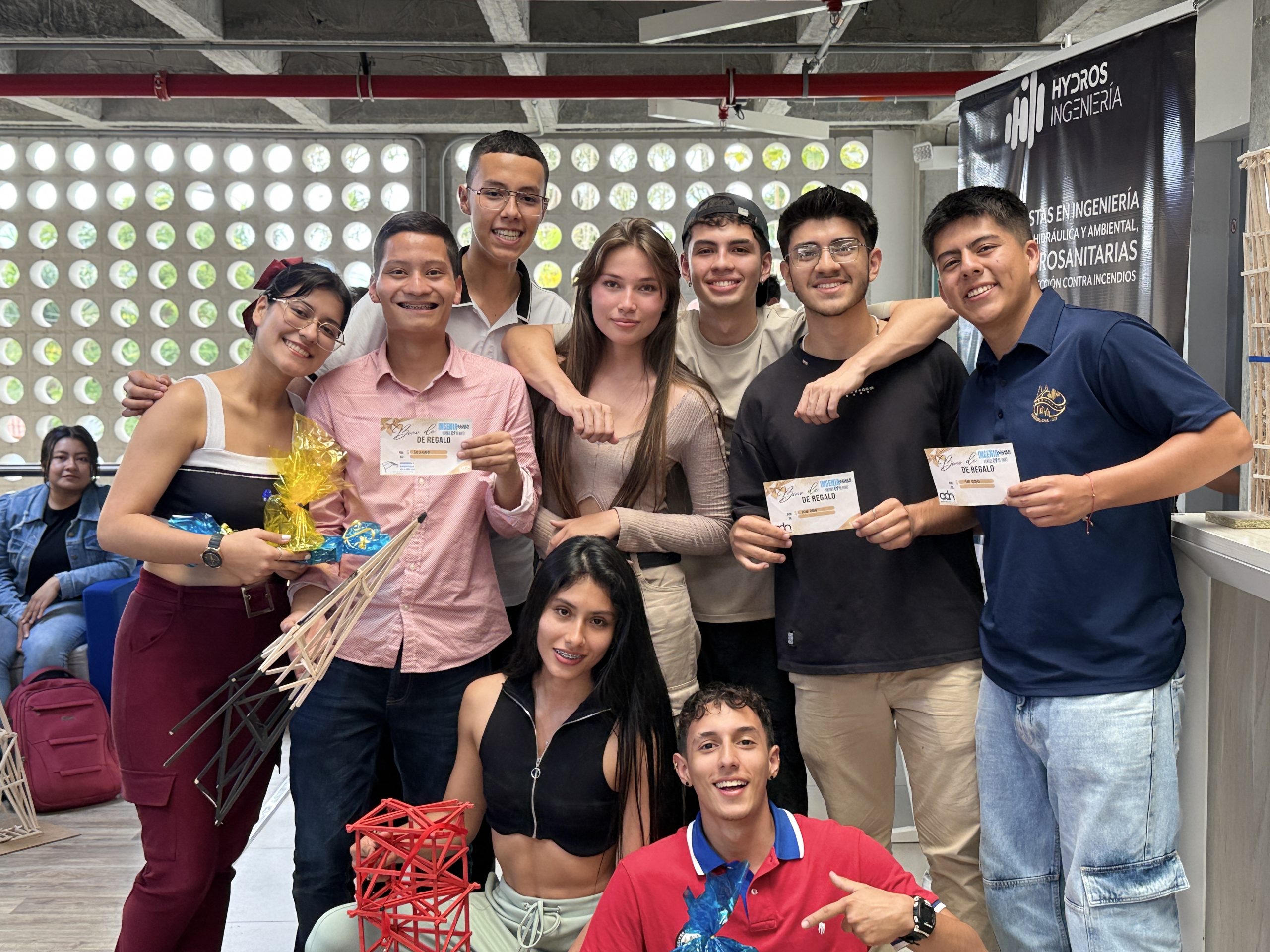 En medio de un ambiente vibrante, lleno de entusiasmo, competencias académicas y expresiones culturales, la Facultad de Mecánica Aplicada de la Universidad Tecnológica de Pereira celebró una nueva edición de los IngeniaGame’s, una jornada que, más allá de ser una actividad institucional, se ha consolidado como una celebración del conocimiento, el trabajo en equipo y la identidad universitaria.