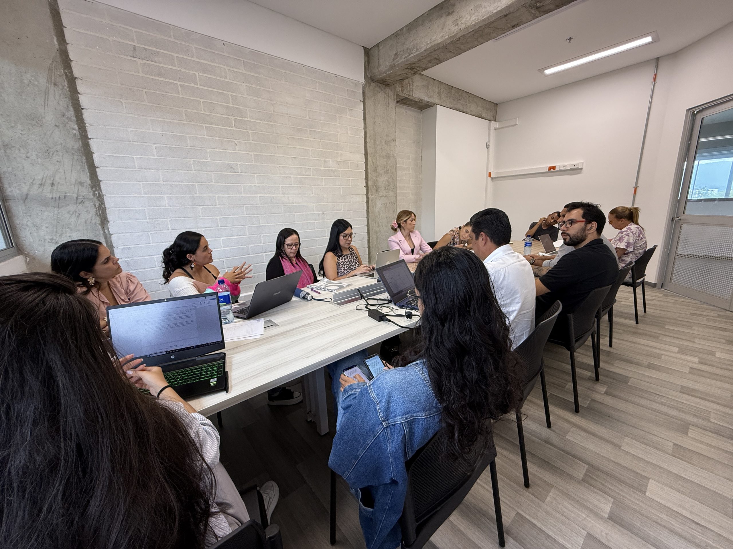 En un importante avance para la visibilidad y proyección institucional, la Universidad Tecnológica de Pereira cuenta ahora con un espacio en televisión nacional a través del Canal Zoom. Este logro es resultado del trabajo articulado entre la Oficina de Gestión de la Comunicación y la Promoción Institucional de la UTP y el equipo de producción del canal, con el objetivo de fortalecer la divulgación de los logros y proyectos estratégicos de la Universidad.