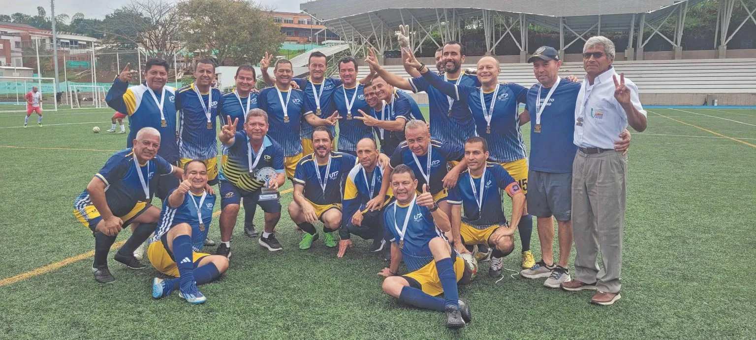 La Universidad Tecnológica de Pereira continúa cosechando logros deportivos. En un acto simbólico y de reconocimiento, los equipos de fútbol categoría libre y mayores de 45 años de la UTP entregaron al rector Luis Fernando Gaviria Trujillo los trofeos obtenidos tras coronarse campeones en los recientes torneos zonales realizados en Armenia y en campeonatos locales organizados por el magisterio en Pereira.