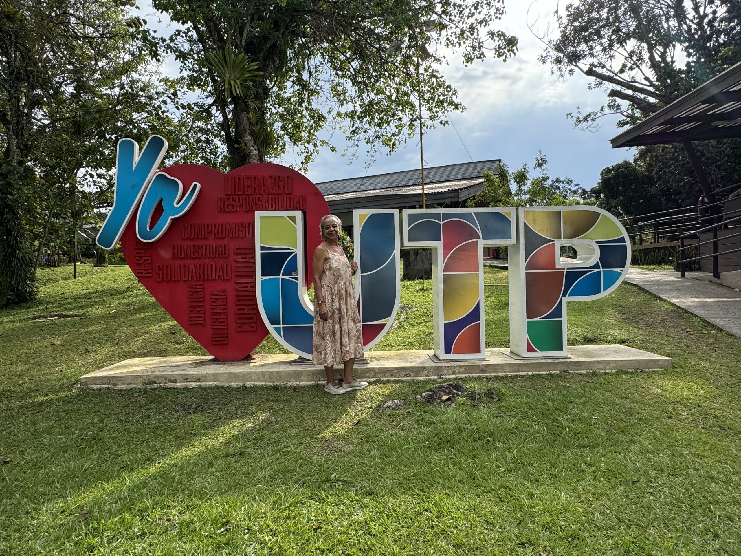 La historia de Dora Emilia Gómez, conocida cariñosamente como Dorita, es también la historia de compromiso, pasión y gratitud hacia la Universidad Tecnológica de Pereira (UTP), institución a la que ha dedicado buena parte de su vida laboral y personal. Su testimonio refleja cómo el entorno universitario puede transformarse en un verdadero hogar, un espacio de crecimiento, pertenencia y realización.