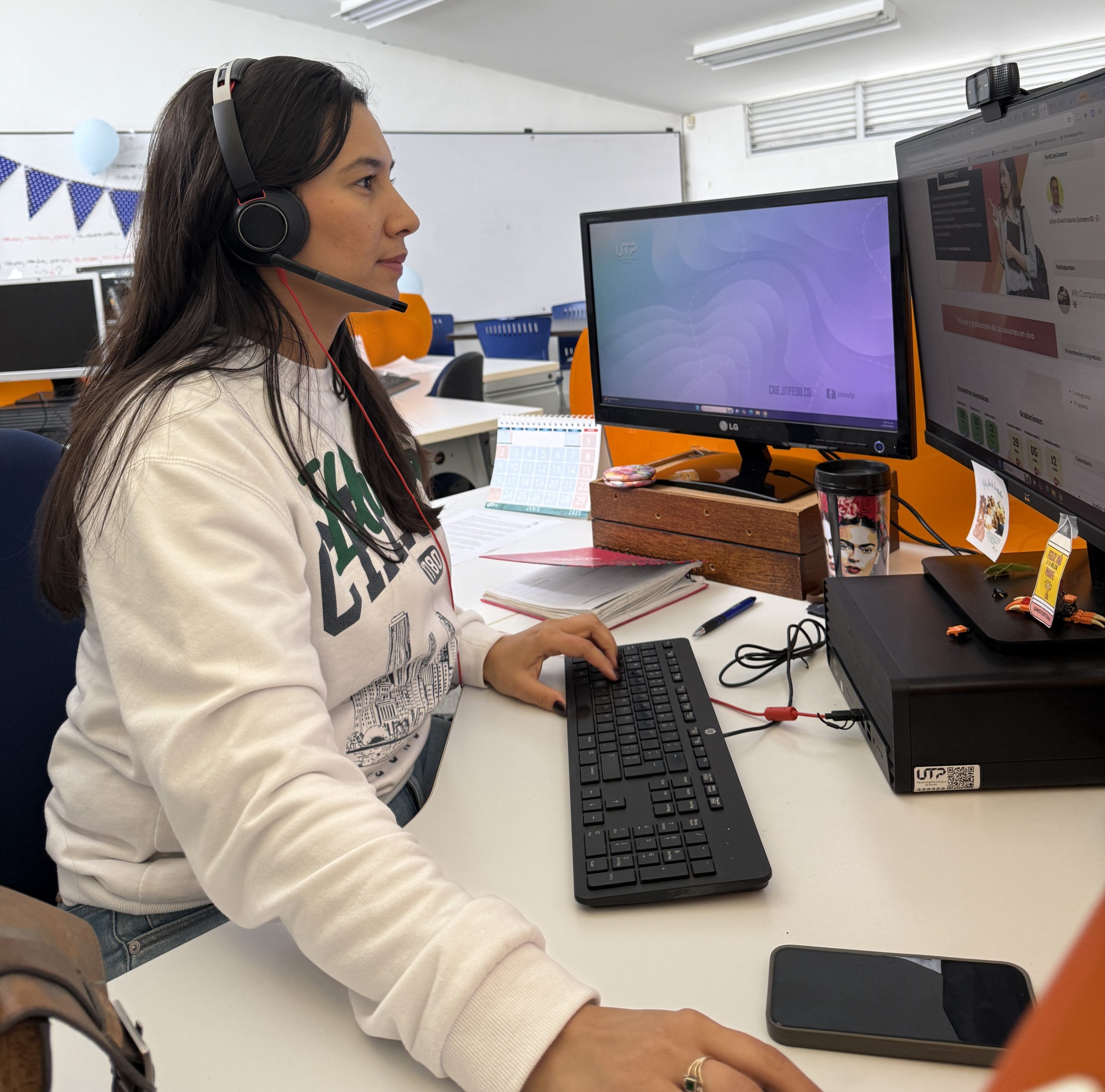 La calidad en la educación virtual de la Universidad Tecnológica de Pereira es el resultado de un proceso constante de acompañamiento, formación y mejora continua. Desde Univirtual, la unidad encargada de liderar la estrategia institucional de docencia virtual, se construye día a día una experiencia educativa centrada en el crecimiento humano y pedagógico, tanto de los estudiantes como de los docentes.