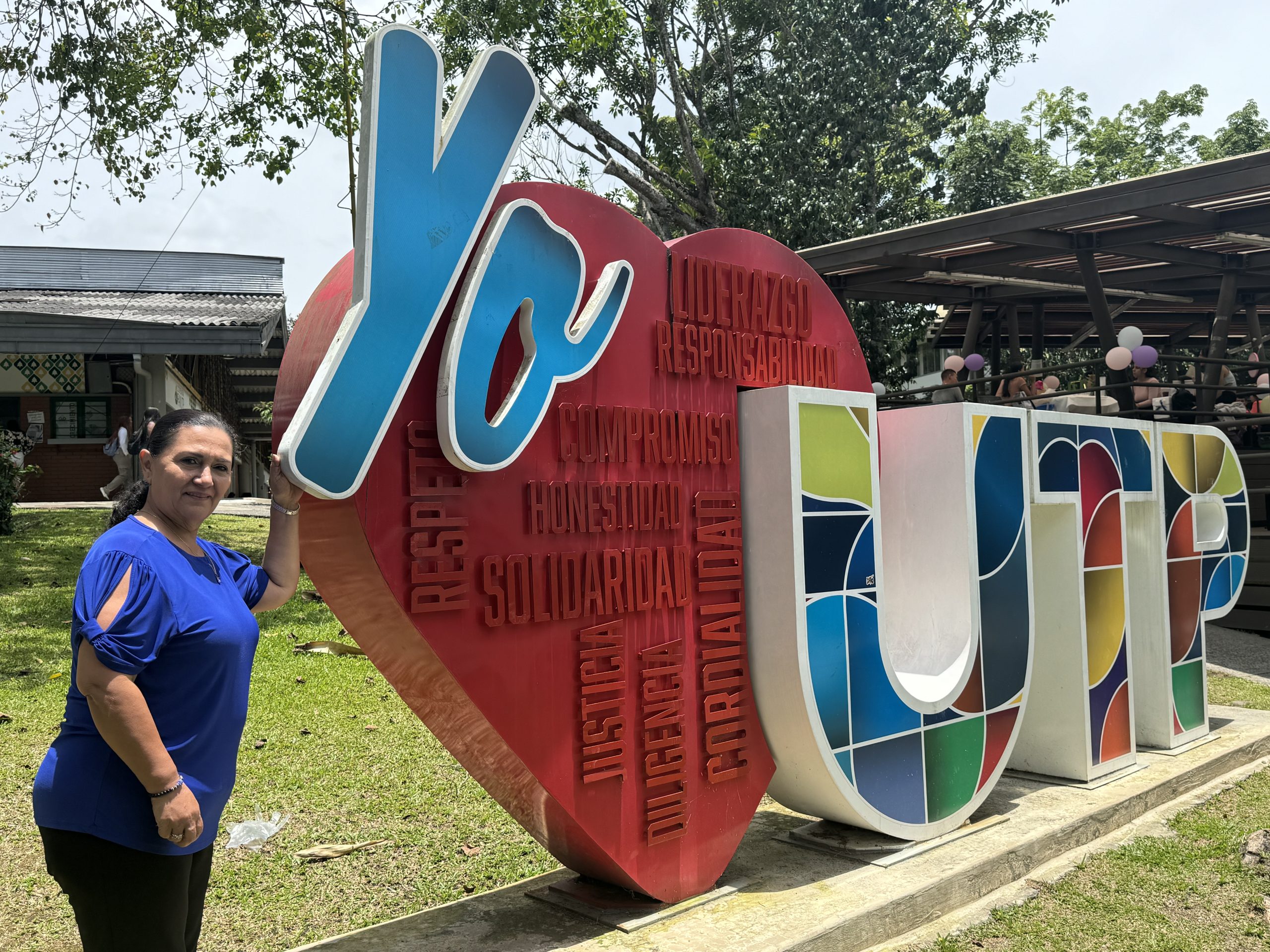 Con una trayectoria de casi cuatro décadas, Gloria Argenis se despide de la Universidad Tecnológica de Pereira dejando una huella imborrable en la historia institucional. Ingresó en agosto de 1985, con tan solo 20 años, al equipo de Archivos, sin imaginar que aquel sería el inicio de una vida profesional y personal profundamente ligada a la evolución de la Universidad.