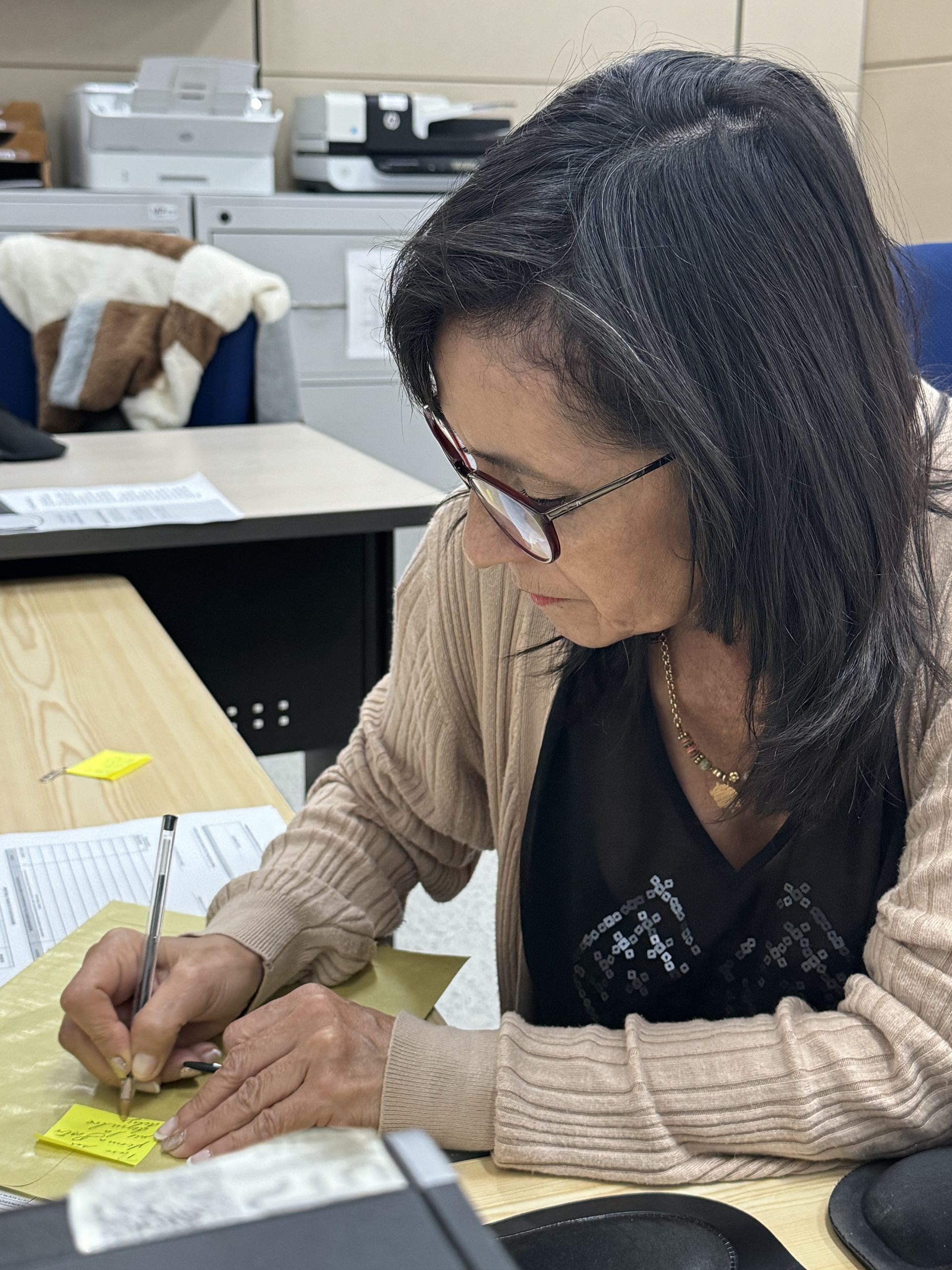 Dina llegó a la Universidad Tecnológica de Pereira con “una mano adelante y otra atrás”, como ella misma lo expresa. Pero traía consigo algo invaluable: la disposición de aprender, de servir y de quedarse. Esa historia, que comenzó hace más de tres décadas, es también la historia de una institución que supo reconocer en ella a una aliada clave para su consolidación y crecimiento.