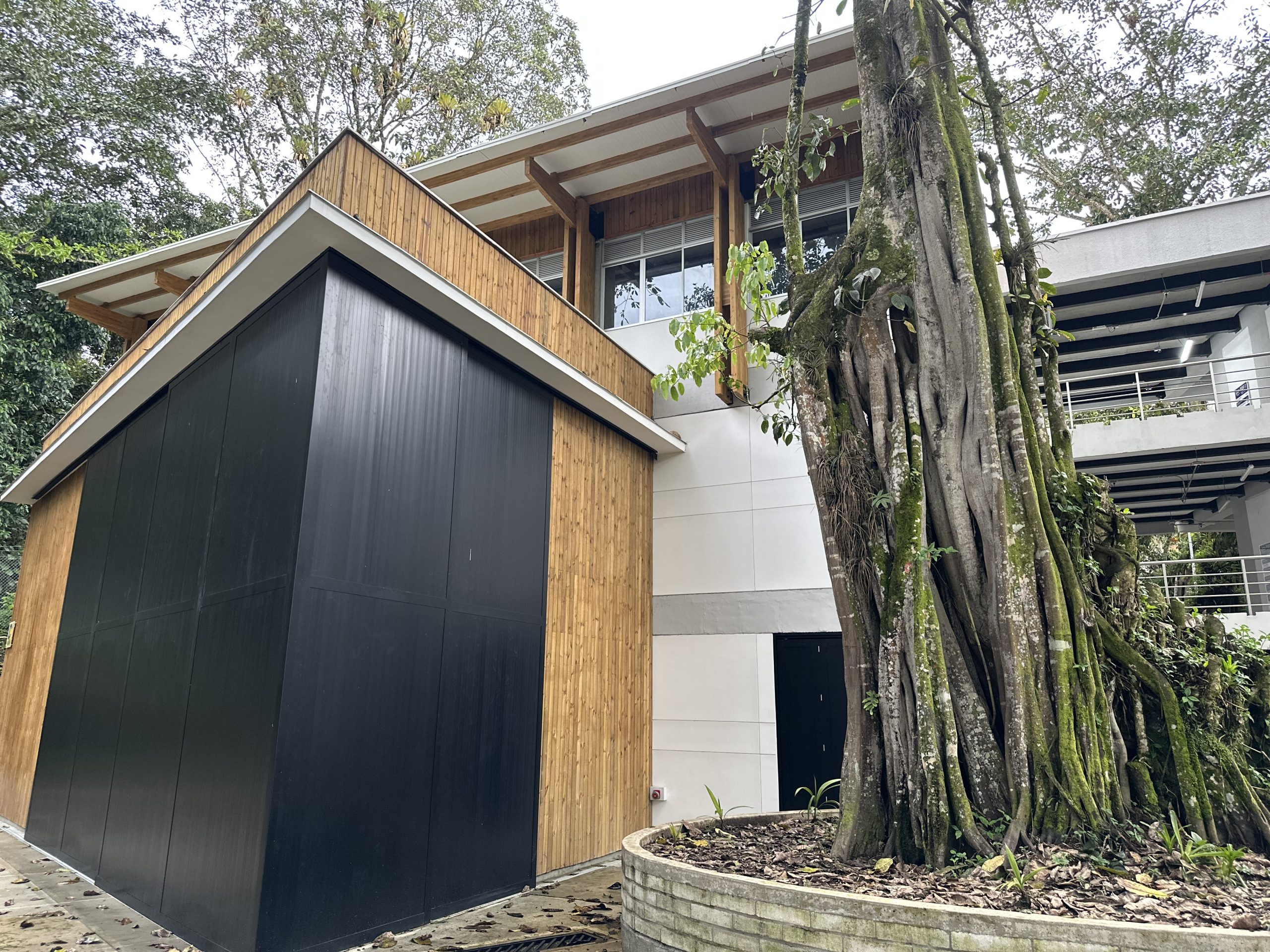 El Edificio 18 de la Universidad Tecnológica de Pereira, sede de la Facultad de Ciencias Agrarias y Agroindustria, representa un modelo de innovación arquitectónica y funcionalidad académica, construido como parte del compromiso institucional con la calidad educativa y el desarrollo regional.