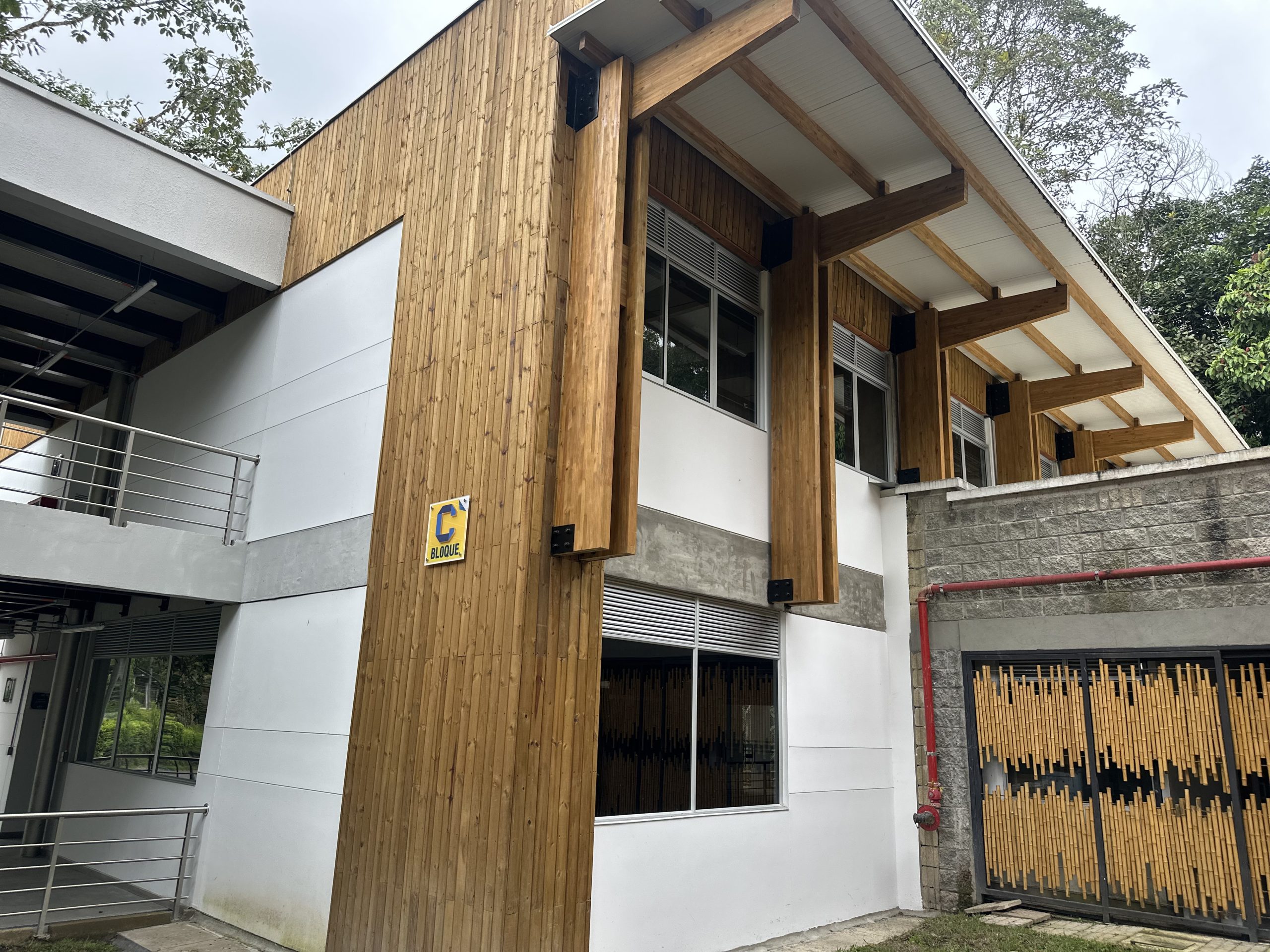 La Universidad Tecnológica de Pereira (UTP), en cumplimiento de su compromiso con la rendición de cuentas y la transparencia, presenta este informe detallado sobre la construcción del Edificio 18 de la Facultad de Ciencias Agrarias y Agroindustria, destinado a fortalecer la formación agroindustrial en la región. Este proyecto, ejecutado entre 2021 y 2024, ha seguido rigurosamente los lineamientos legales, técnicos y administrativos establecidos por las entidades competentes. El objetivo de este documento es brindar claridad a la comunidad universitaria, y a la ciudadanía, garantizando que cada etapa del proceso se ajuste a los principios de legalidad, eficiencia y ética institucional.