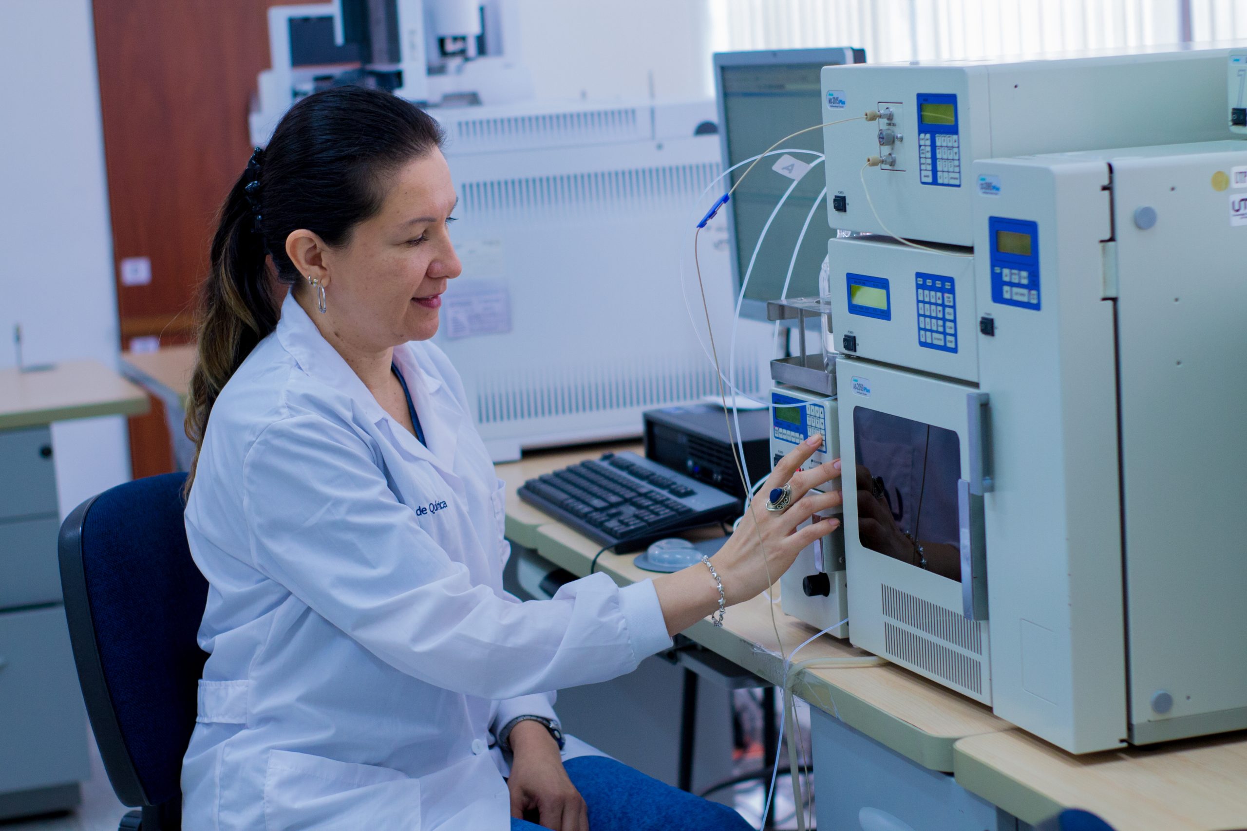 Los desafíos ambientales, industriales y tecnológicos exigen respuestas innovadoras y responsables, el papel de la química cobra una relevancia determinante. La Maestría en Ciencias Químicas de la Universidad Tecnológica de Pereira responde a esta necesidad con una propuesta académica de alto nivel, enfocada en la profundización del conocimiento científico y el fortalecimiento del pensamiento crítico, para generar soluciones reales desde los procesos químicos.